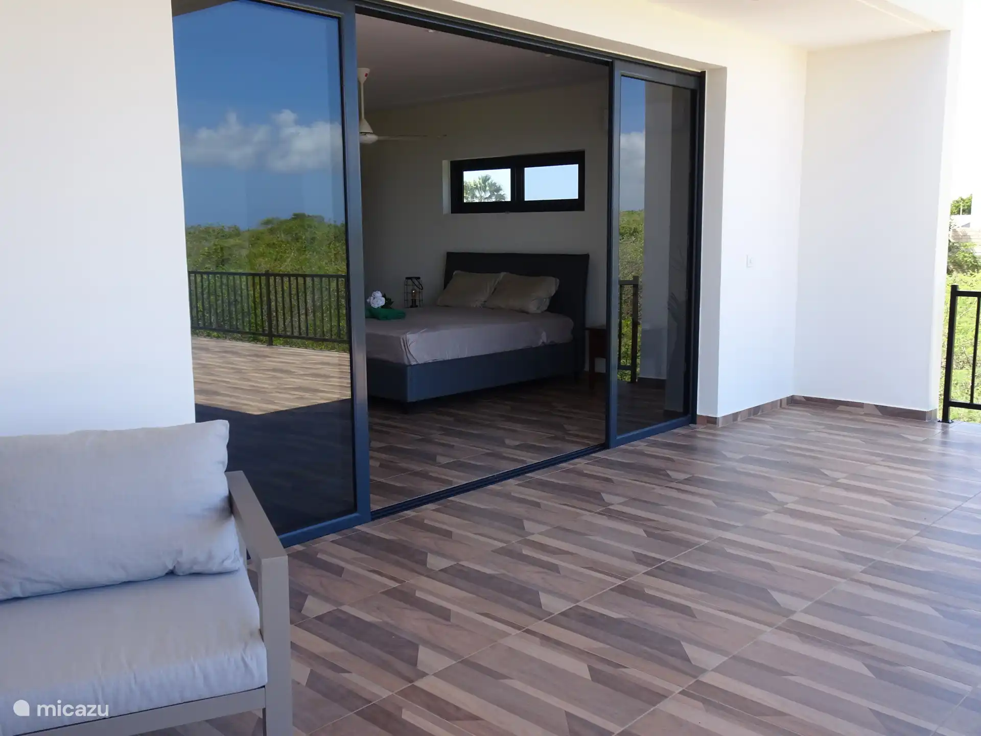 Schlafzimmer und Balkon