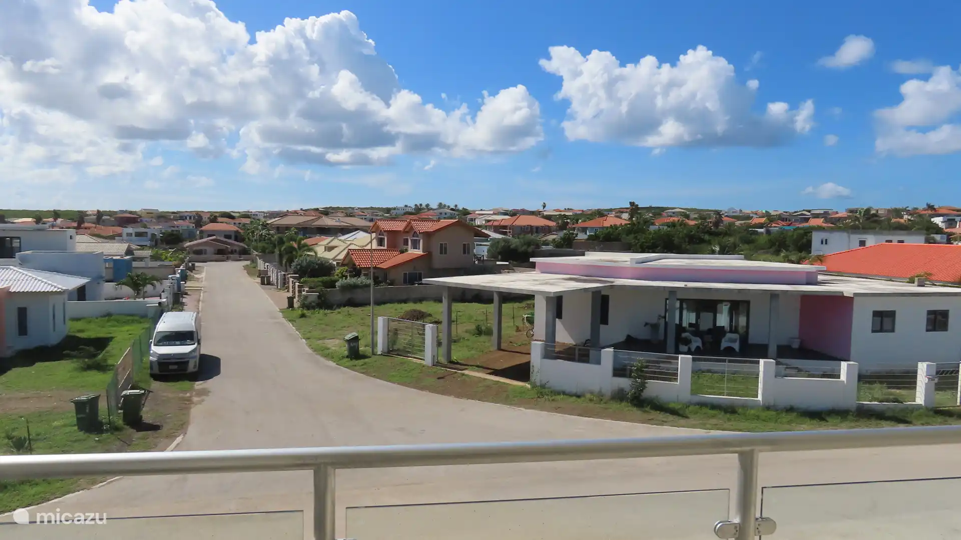 Schau auf die Straßenseite