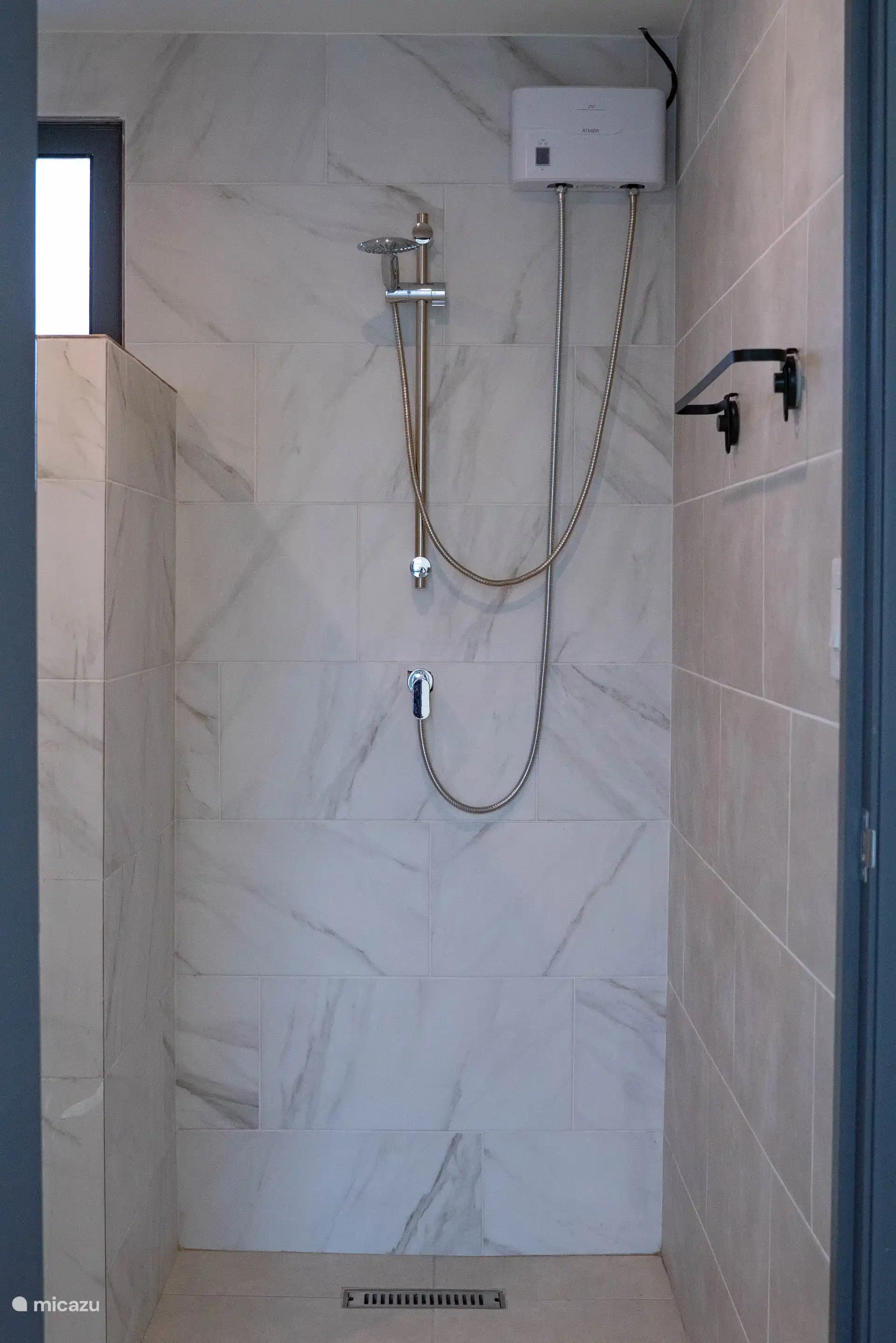 Ducha a puerta y acabado limpio