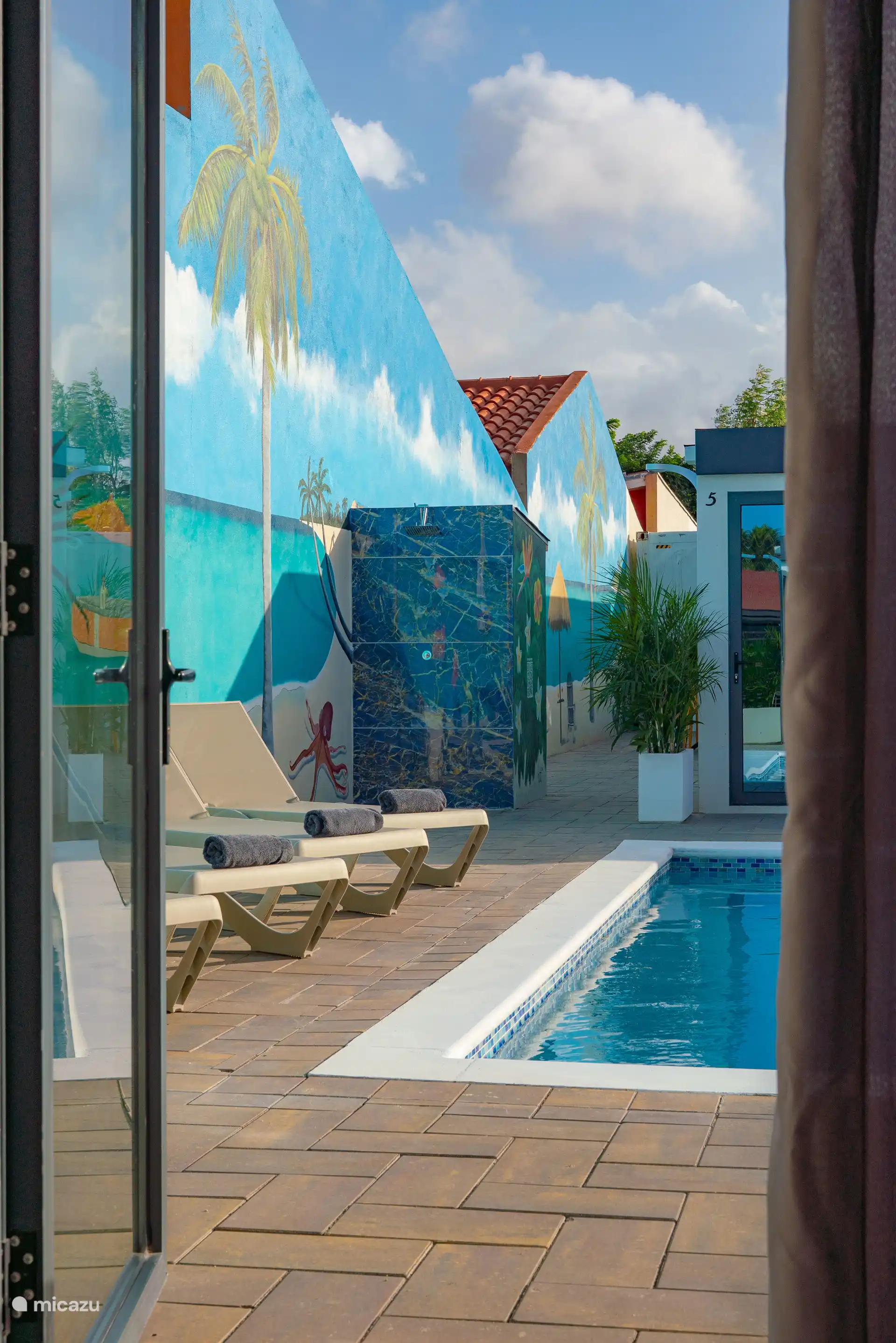 Ducha exterior en un entorno tropical, perfecta después de la piscina o la playa.