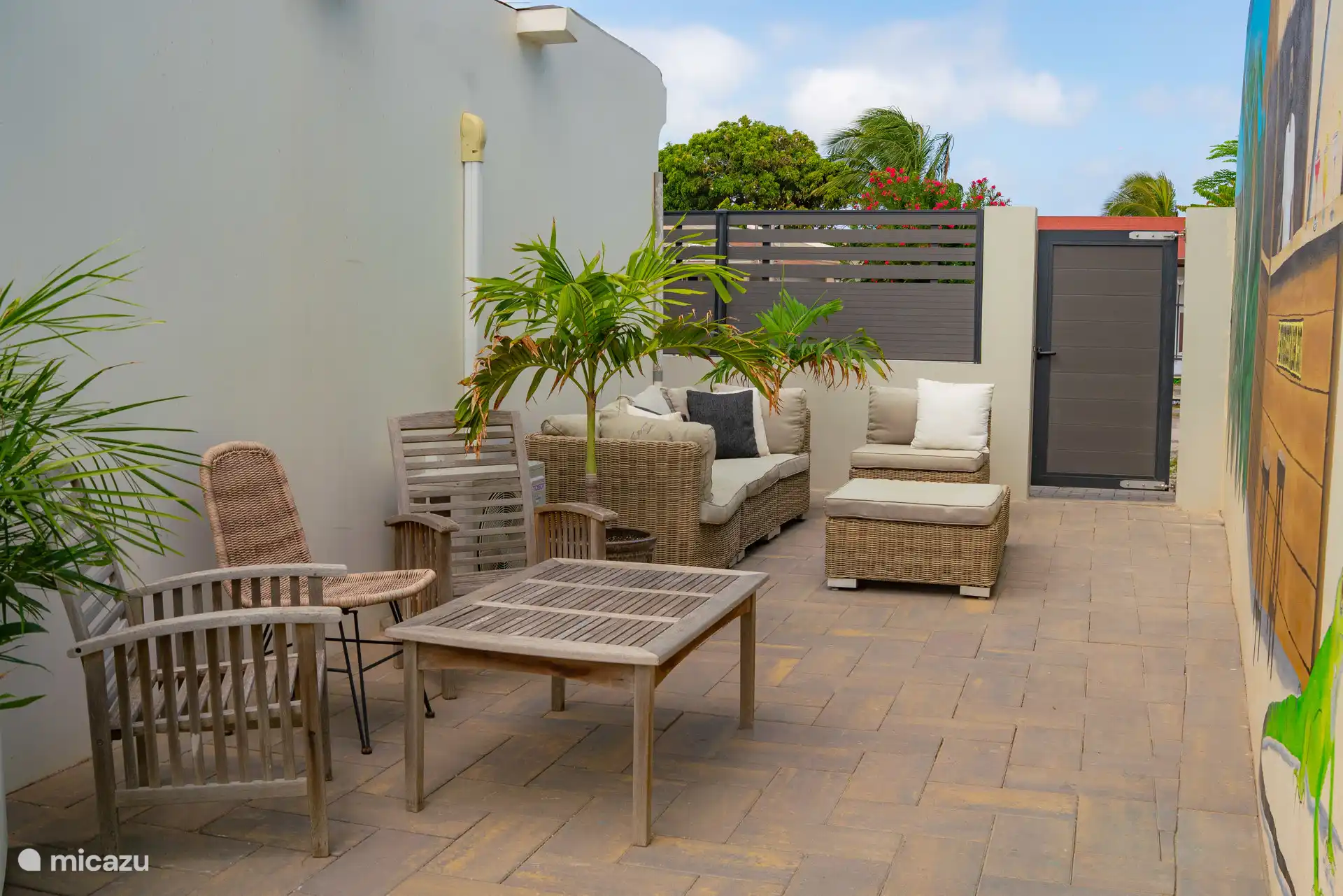 Zona exterior agradable con sala de descanso y zona de descanso, perfecta para descansar o tomar algo por la noche.