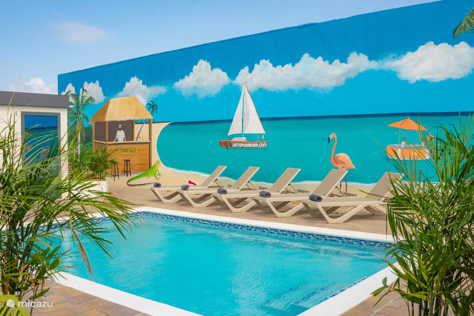 Piscina compartida con tumbonas, perfecta para relajarse después de un día en la playa o explorar la isla.