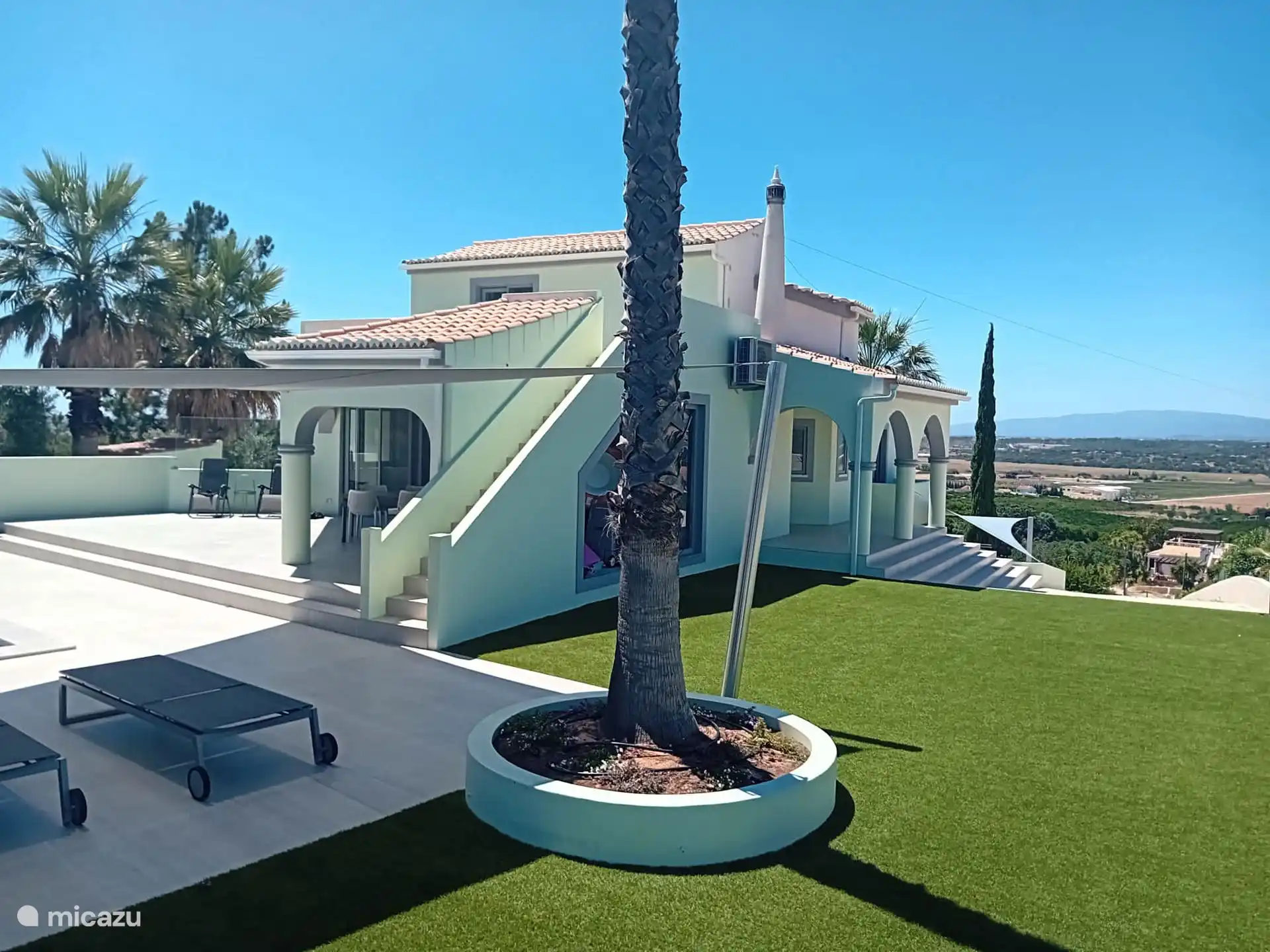 vue le long de la maison sur la vallée et Monchique