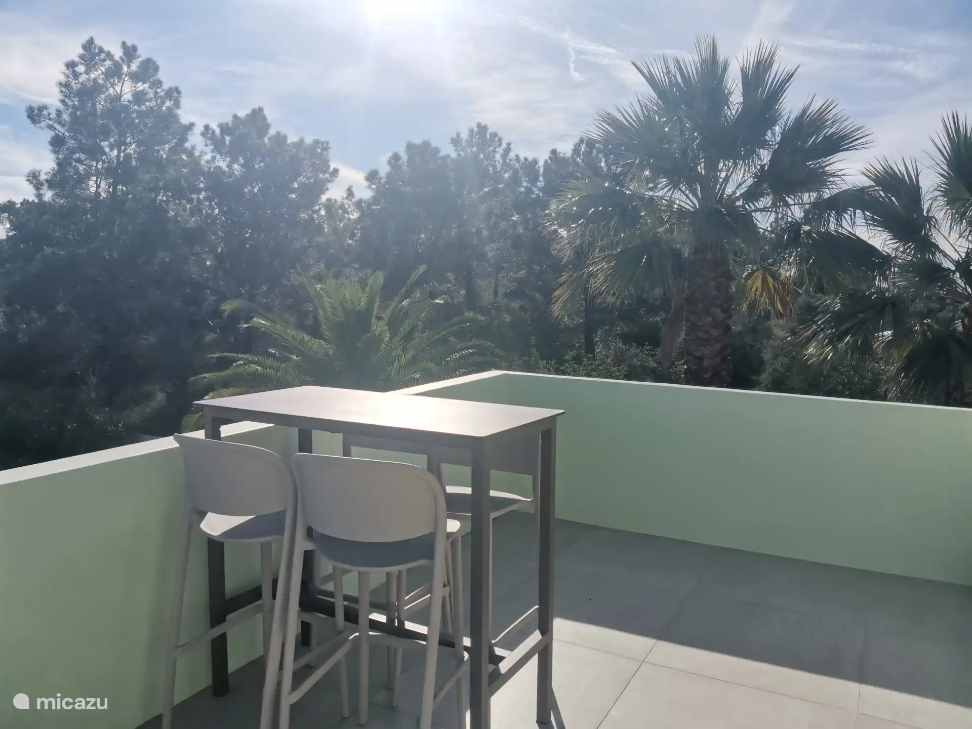 Table de bar avec vue sur la terrasse au dernier étage