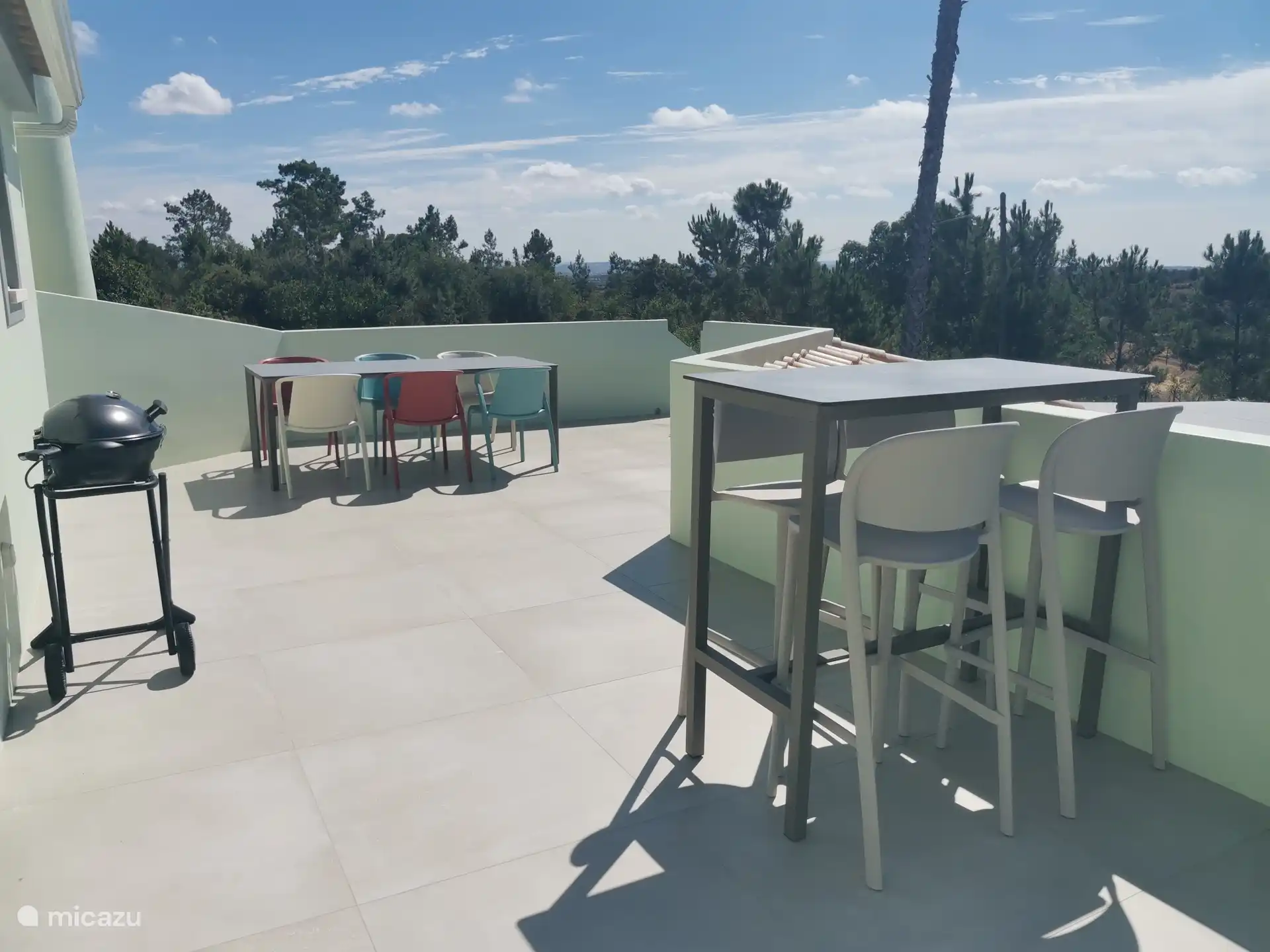 Privé terras bovenste verdieping met barbecue