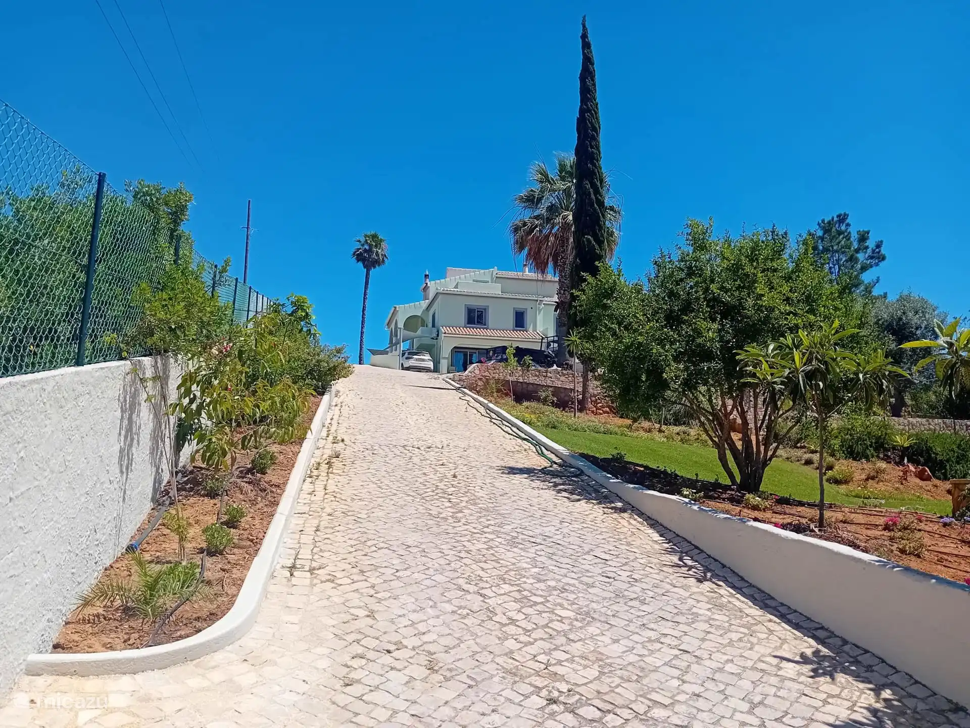 Allée et entrée de la salle