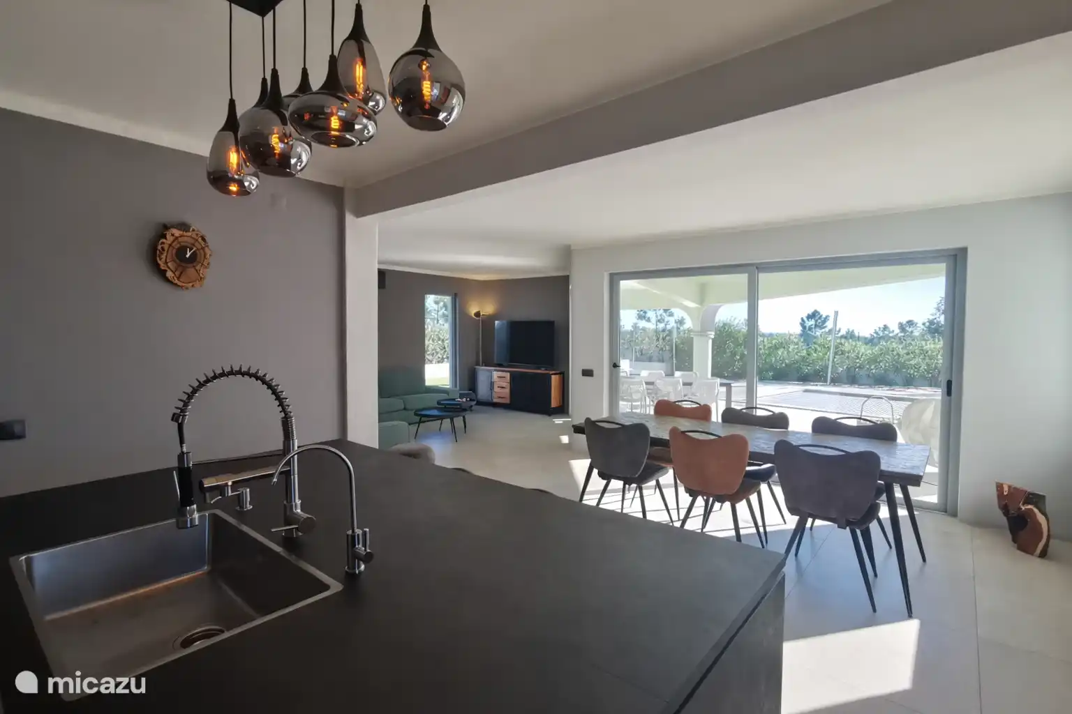 Aperçu de la cuisine au salon