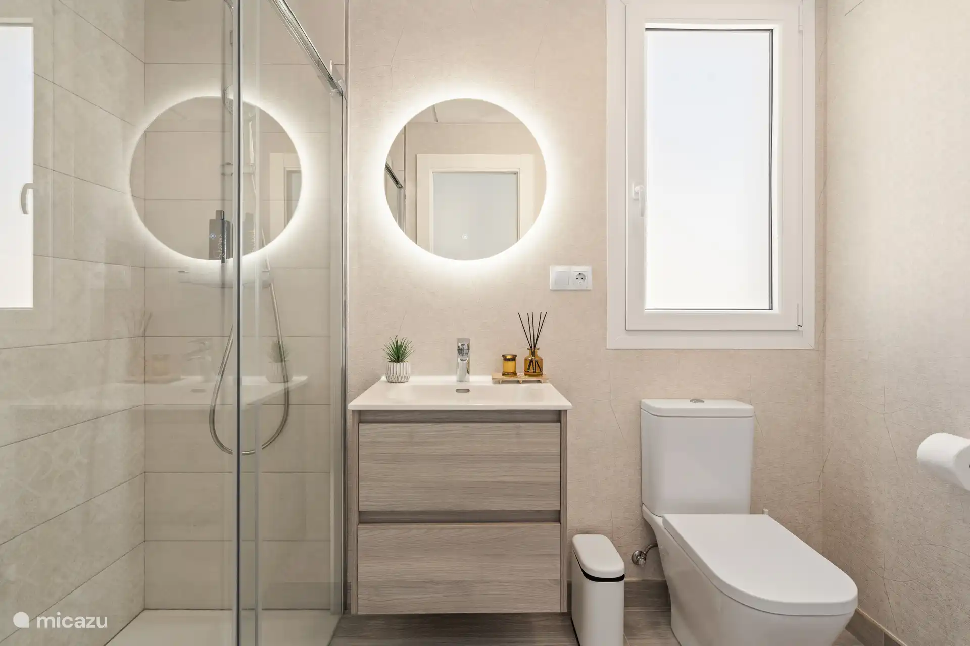 Baño del dormitorio 2, arriba, con ducha