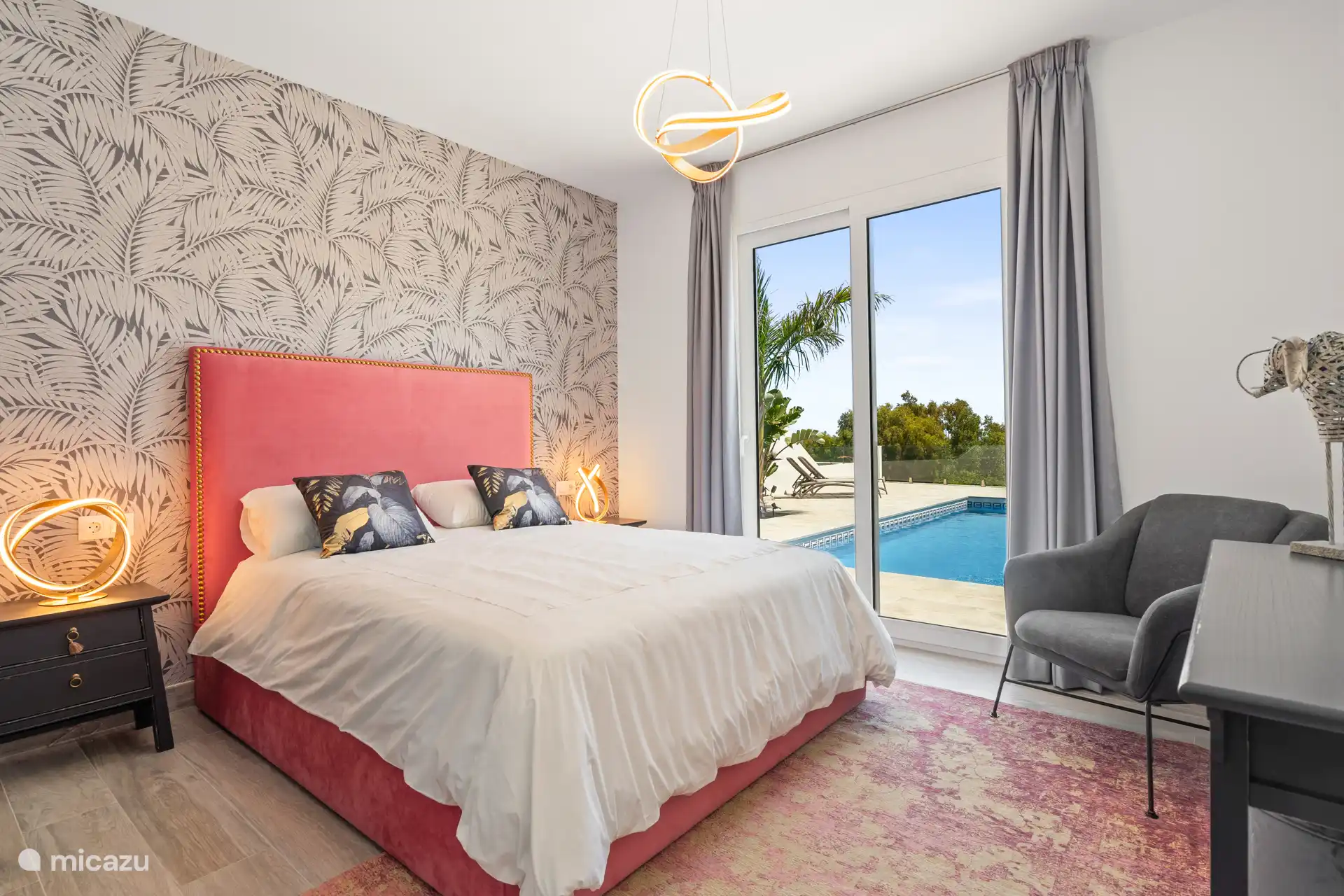 Habitación 3 magnífica, con cama king size, vistas y acceso a la piscina.