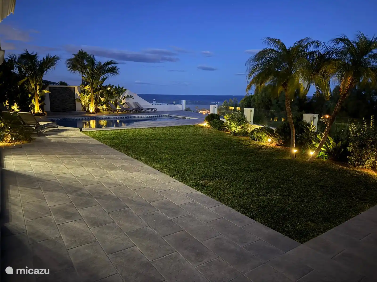 La atmósfera serena de la villa por la noche