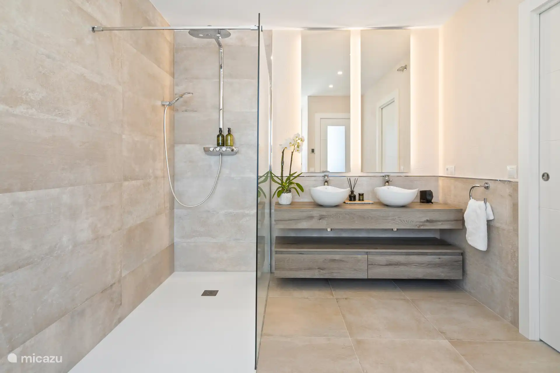 Baño en la suite 1, arriba, con ducha espaciosa.