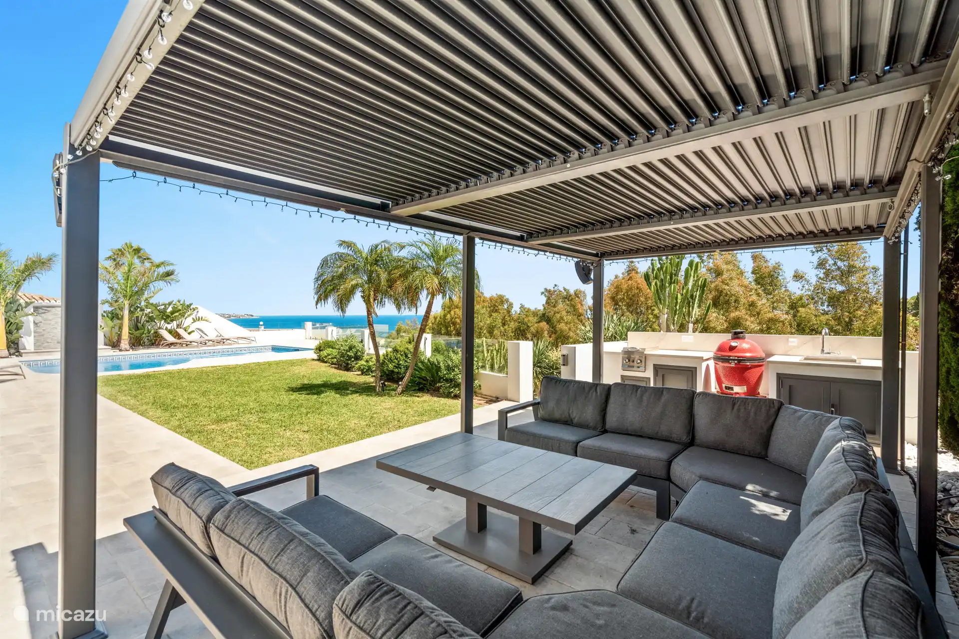 Pergola cubierta para disfrutar de comidas con familia o amigos.