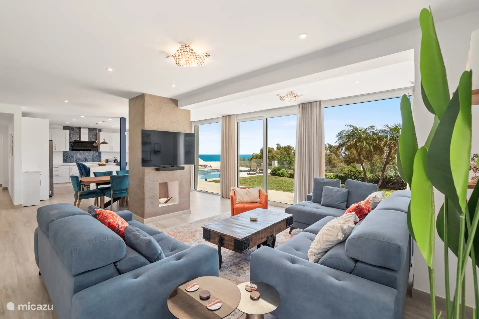 Spacieux coin séjour avec vue magnifique sur la piscine, le jardin et la mer.