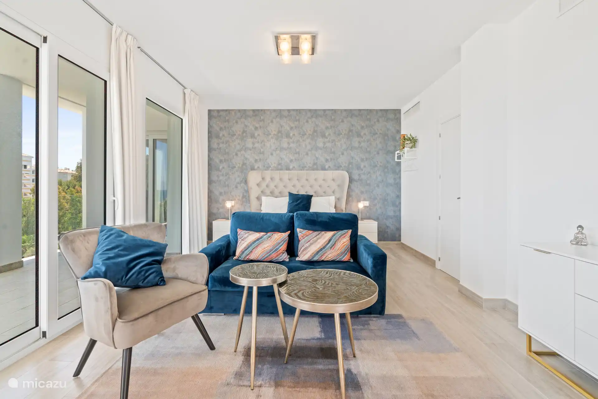 Dormitorio 2, arriba, con cama king size y zona de estar