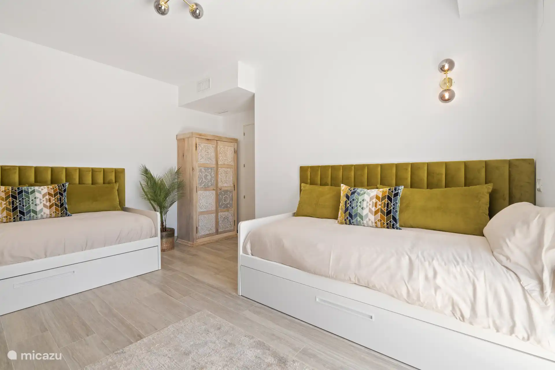 Habitación 5 con 2 camas individuales, ubicada en la planta baja.