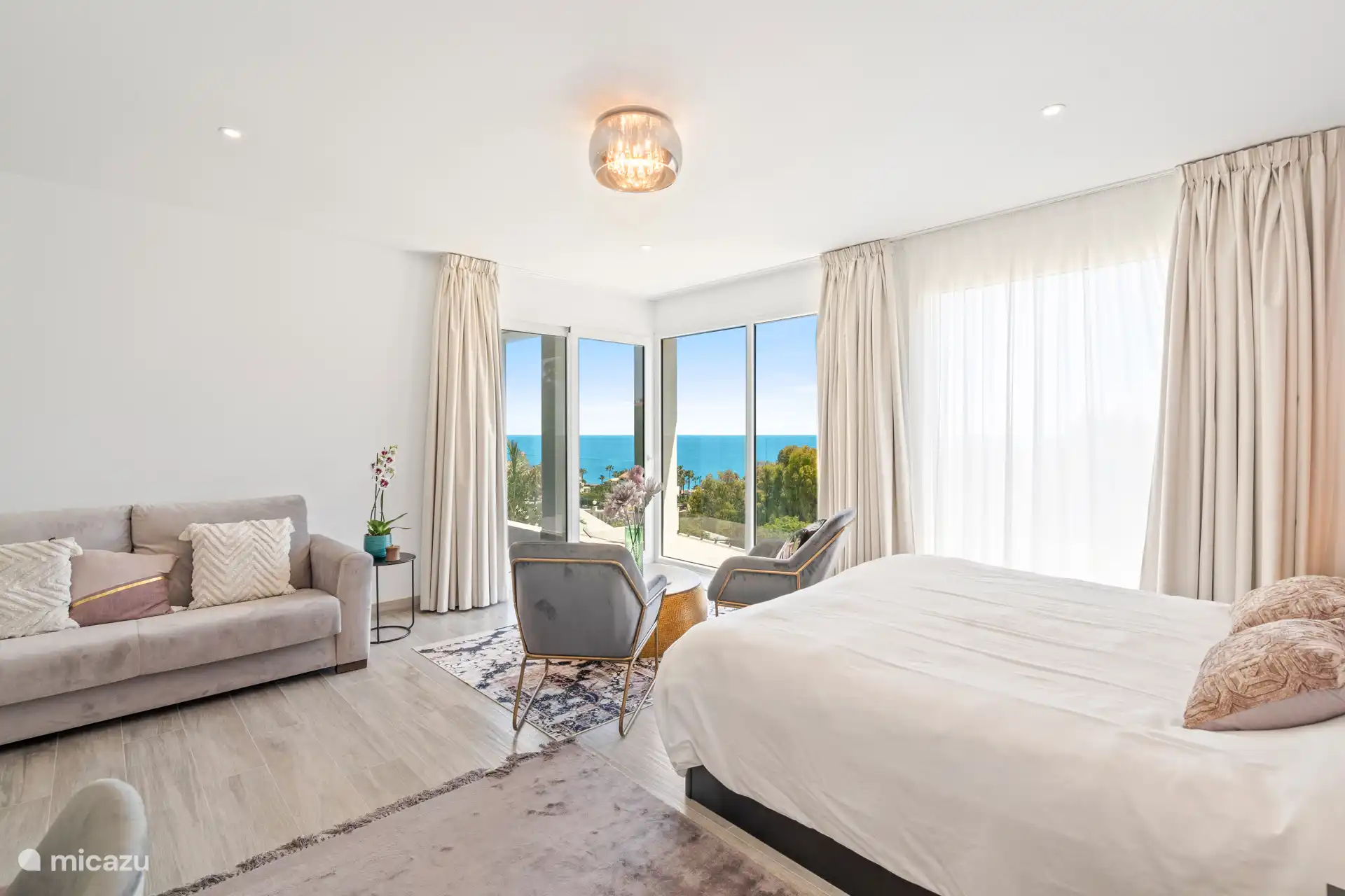 Chambre 1 suite avec coin salon détente pour profiter du lever du soleil