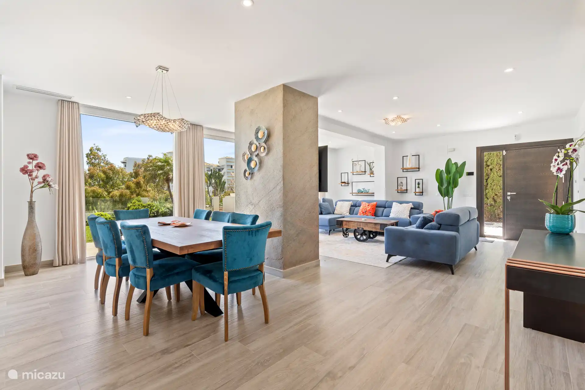 Salón/comedor grande y luminoso, decorado con buen gusto.