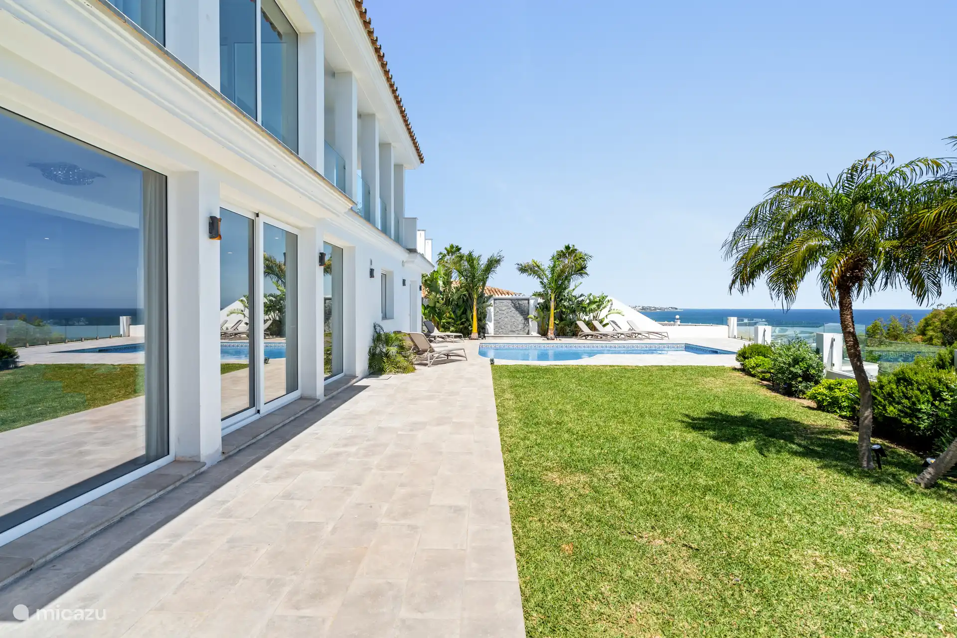 Villa de lujo con grandes ventanales para disfrutar de las vistas.