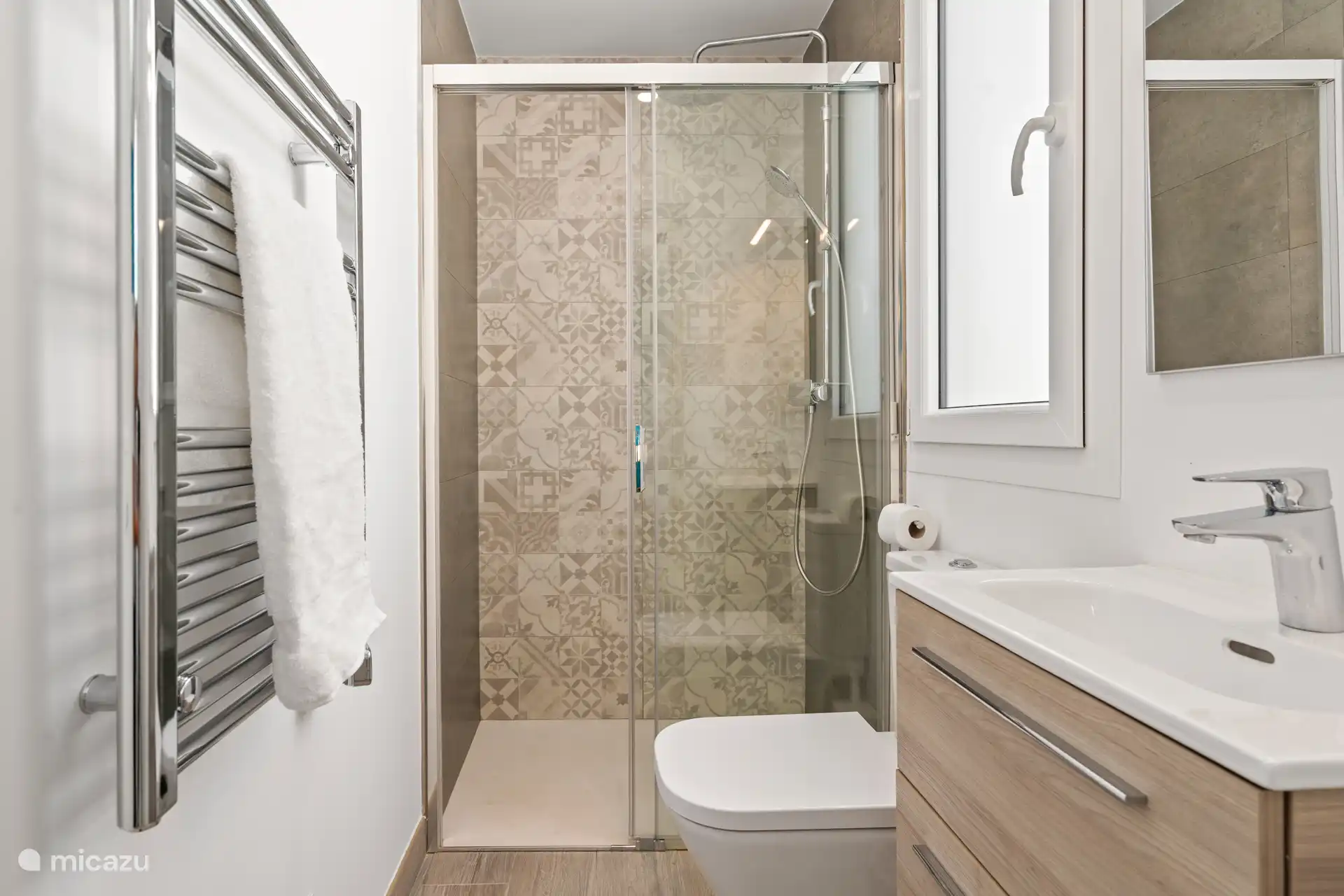 Baño en la planta baja, junto al dormitorio 4, con ducha y inodoro.