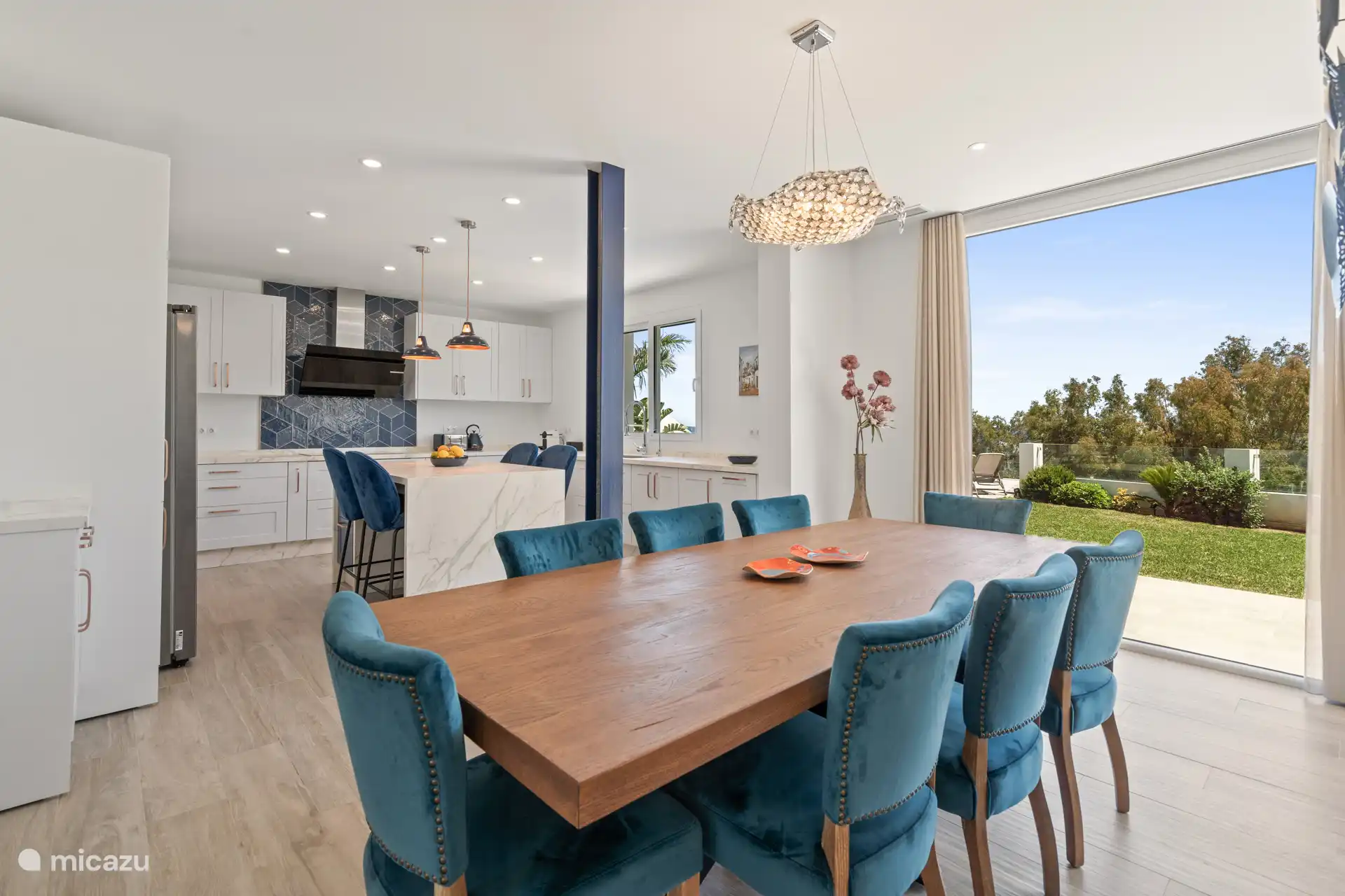 Salle à manger ouverte sur la cuisine pour profiter ensemble, très convivial !