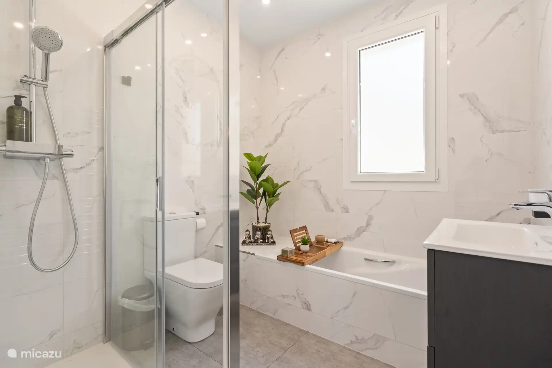 Baño en el dormitorio 3, con ducha y baño.