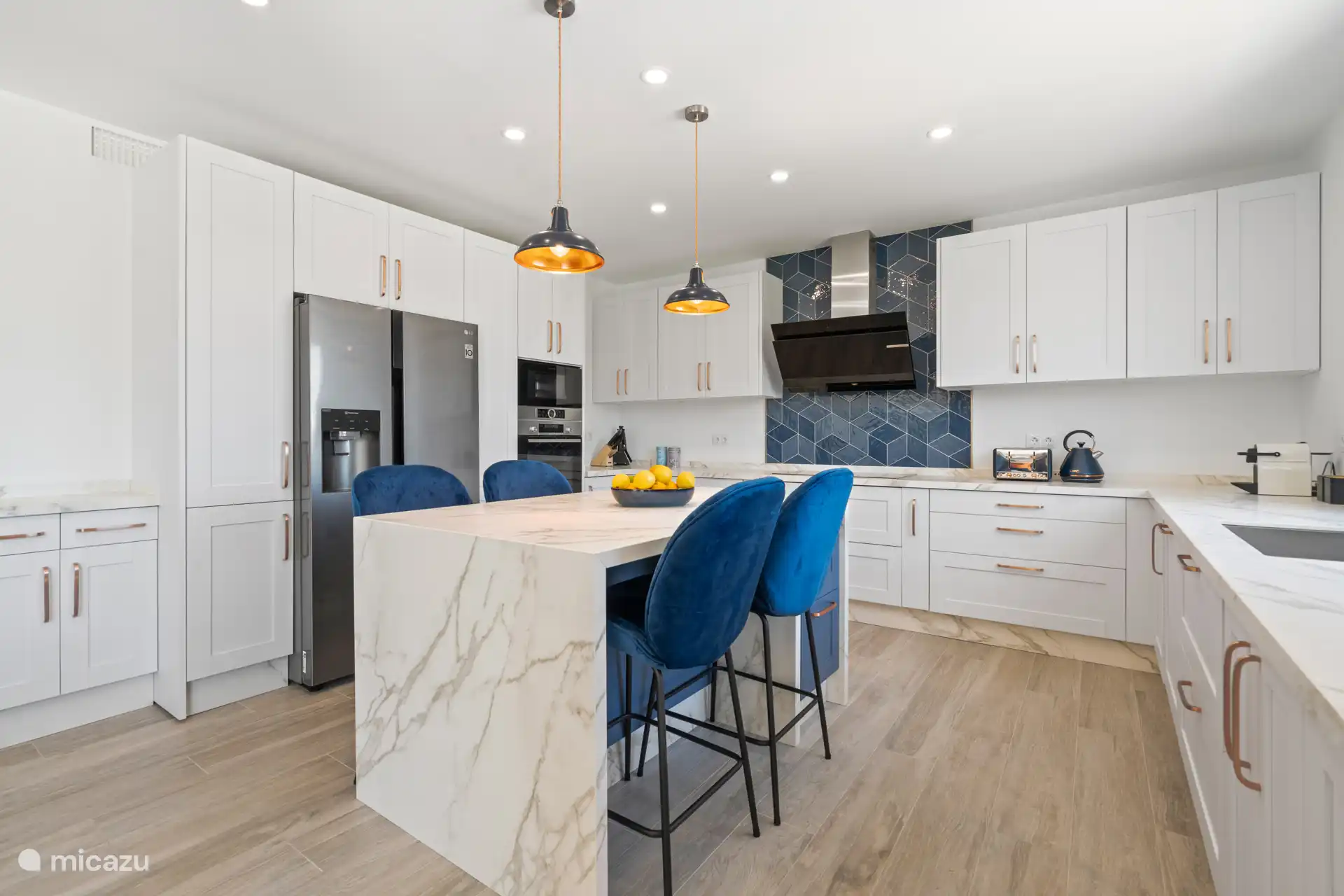 Cocina con isla para cocinar para disfrutar del desayuno.