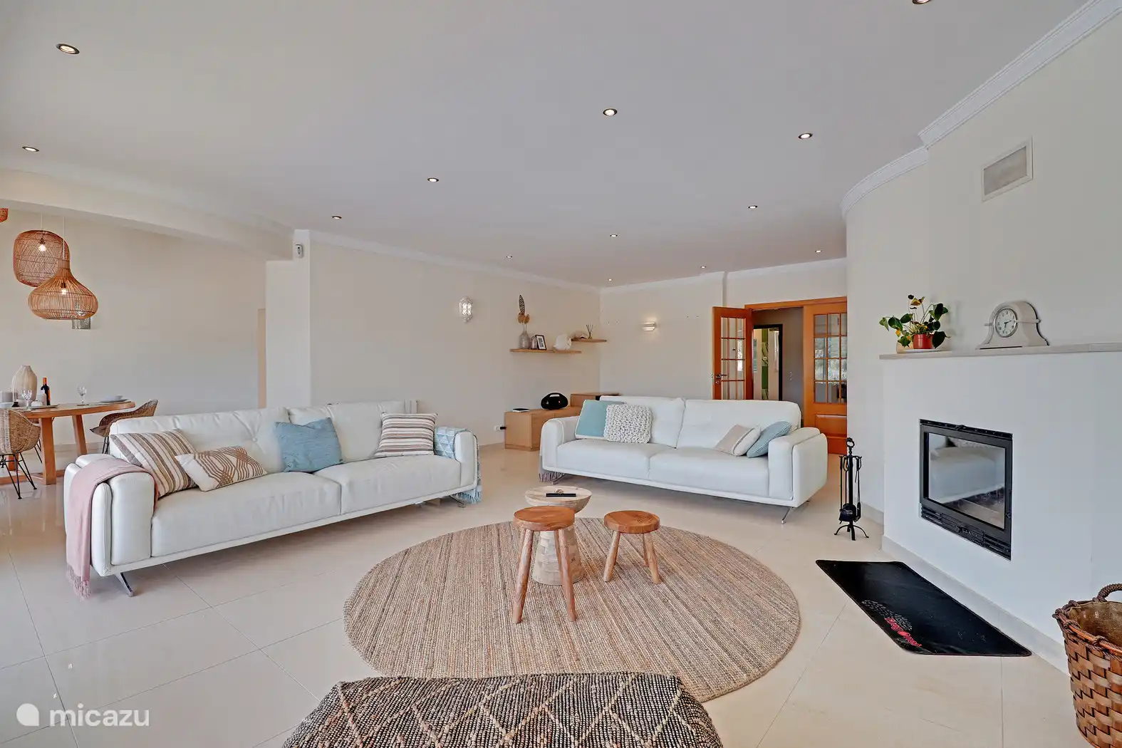 Salon avec cheminée, télévision et vue sur le paysage. 