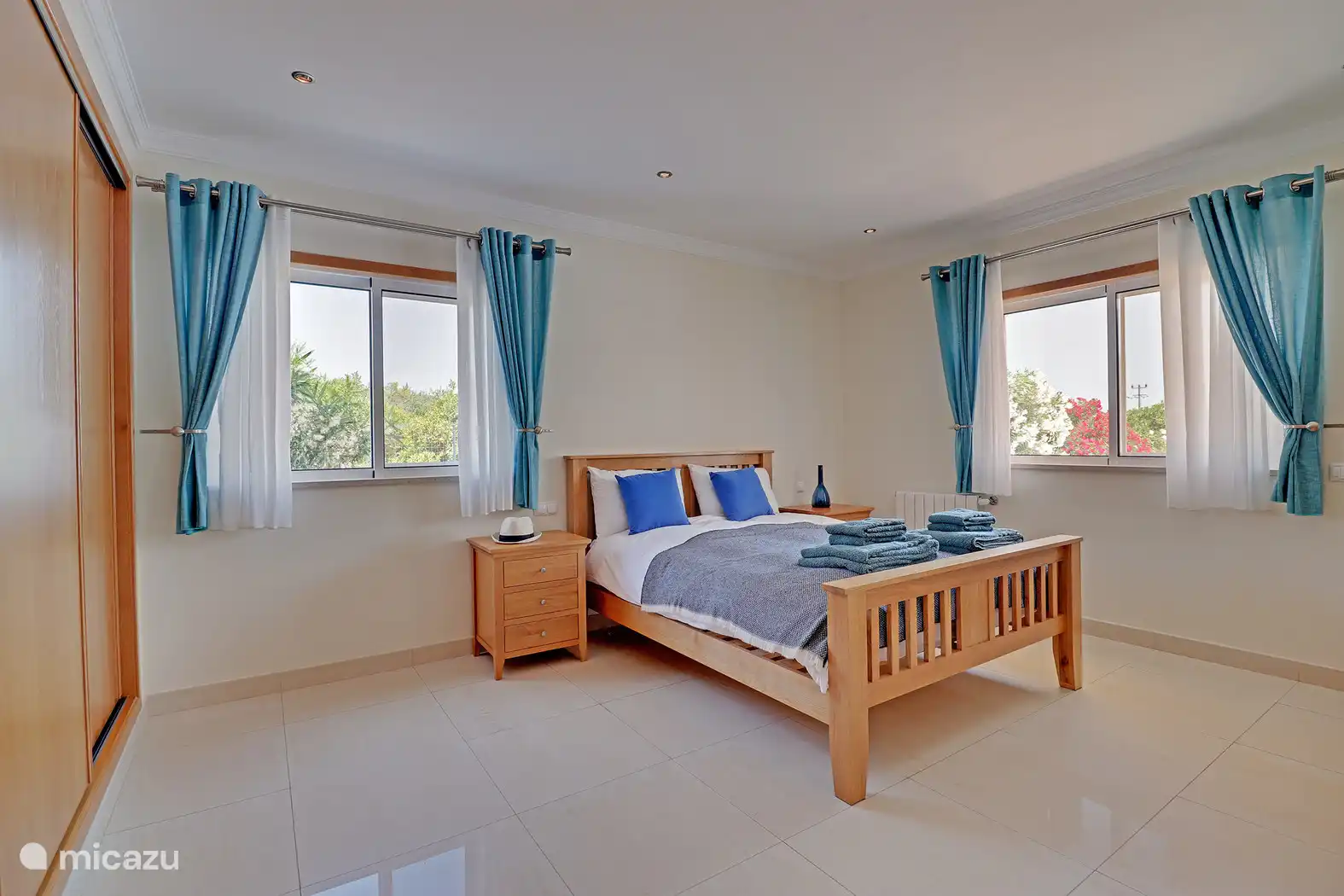 Chambre double avec armoire intégrée