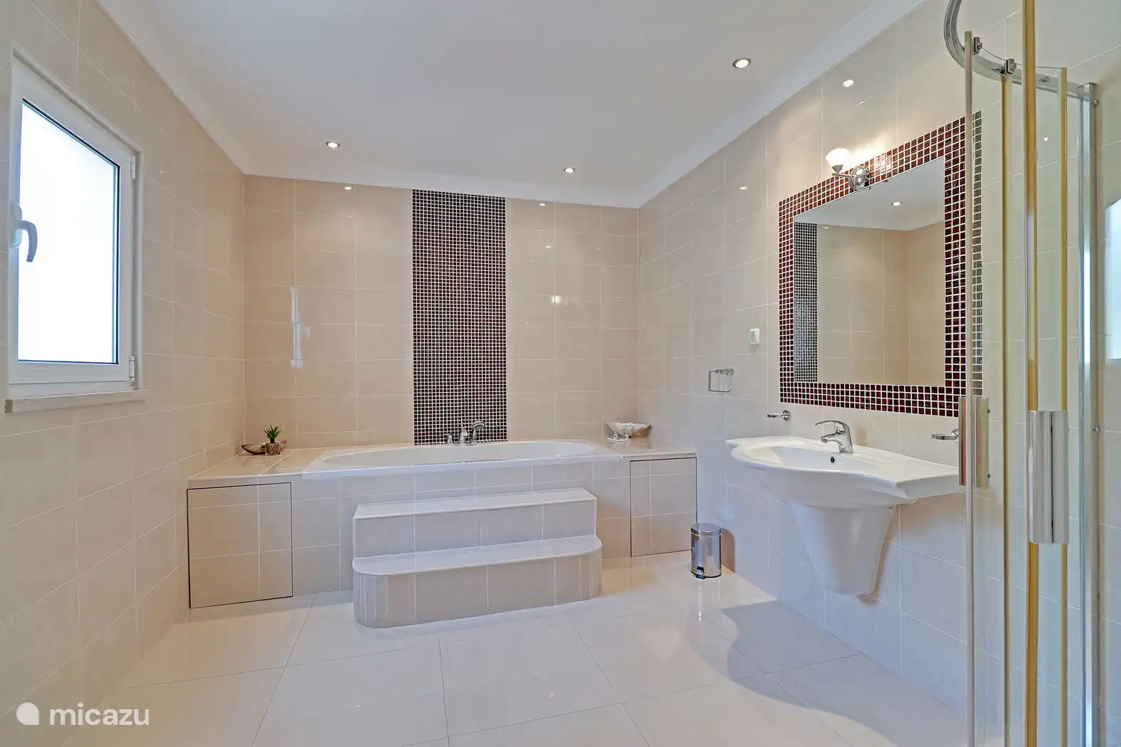 Salle de bain avec baignoire 