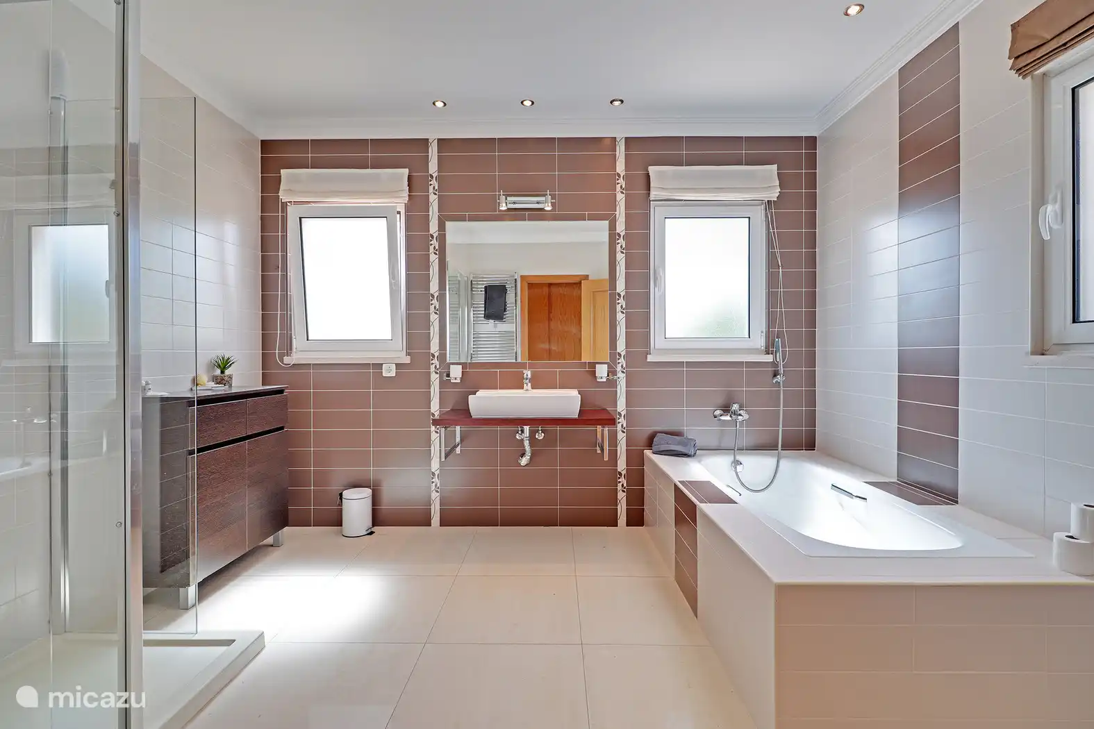 Salle de bain avec baignoire et douche