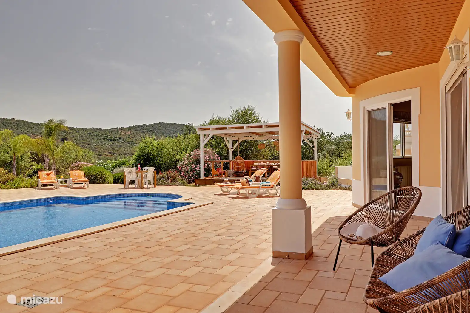 Piscine avec chaises longues 