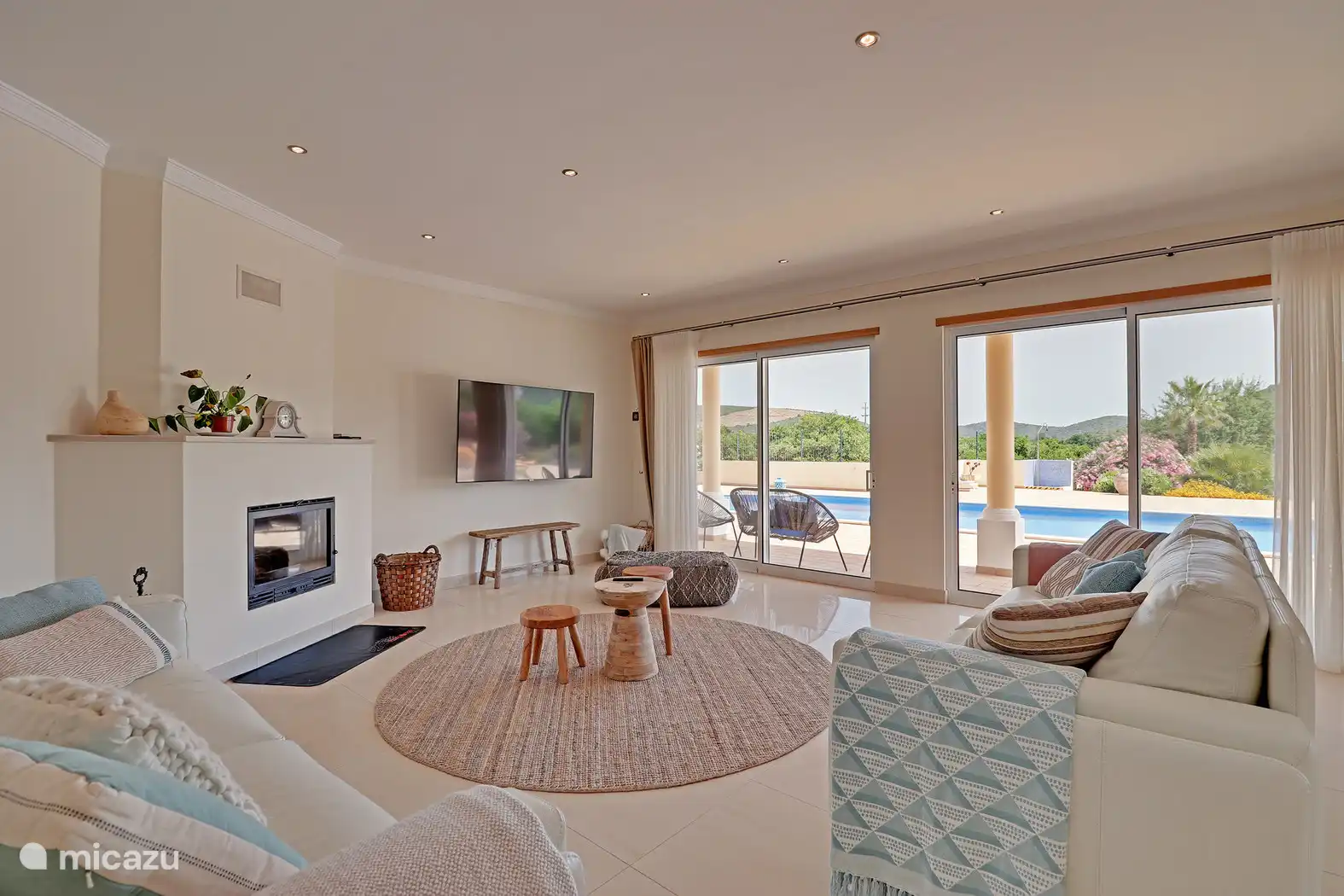 Salon avec portes coulissantes donnant sur l’extérieur