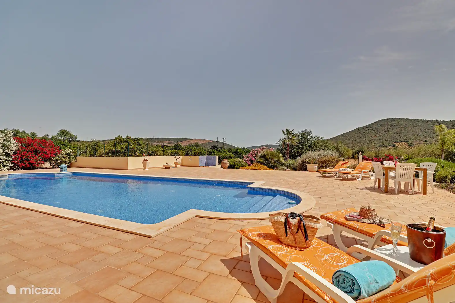 Piscine avec chaises longues
