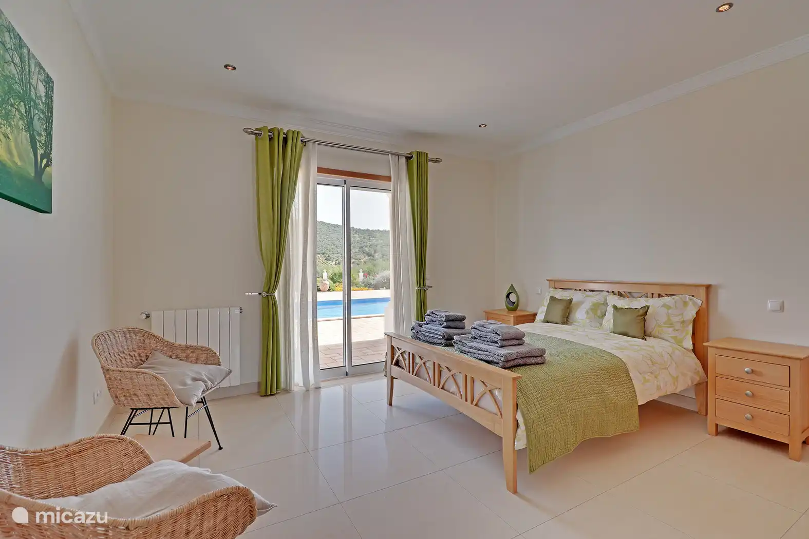 Chambre double avec chaises