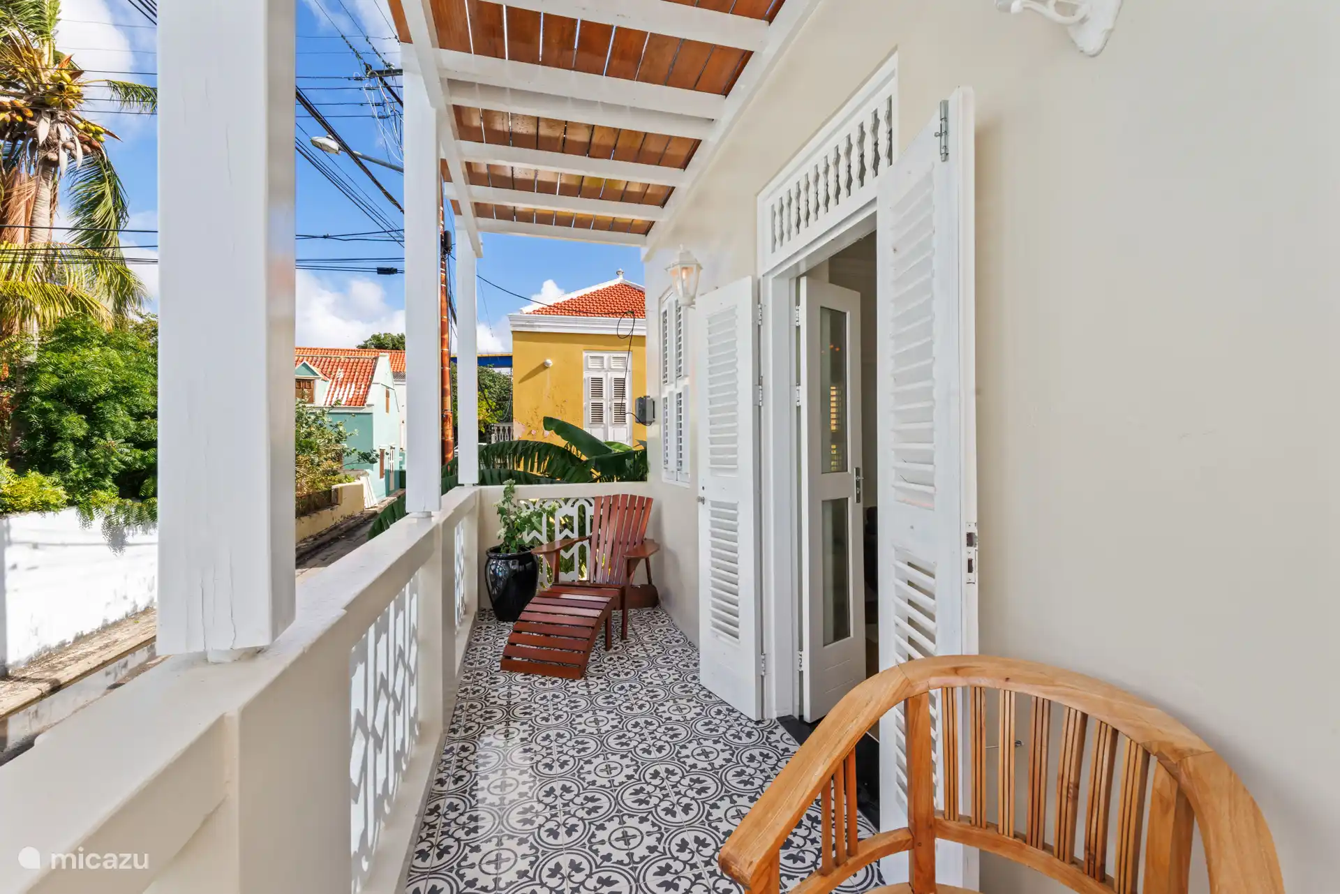 Eigen balkon met ligbed en zit hoekje.