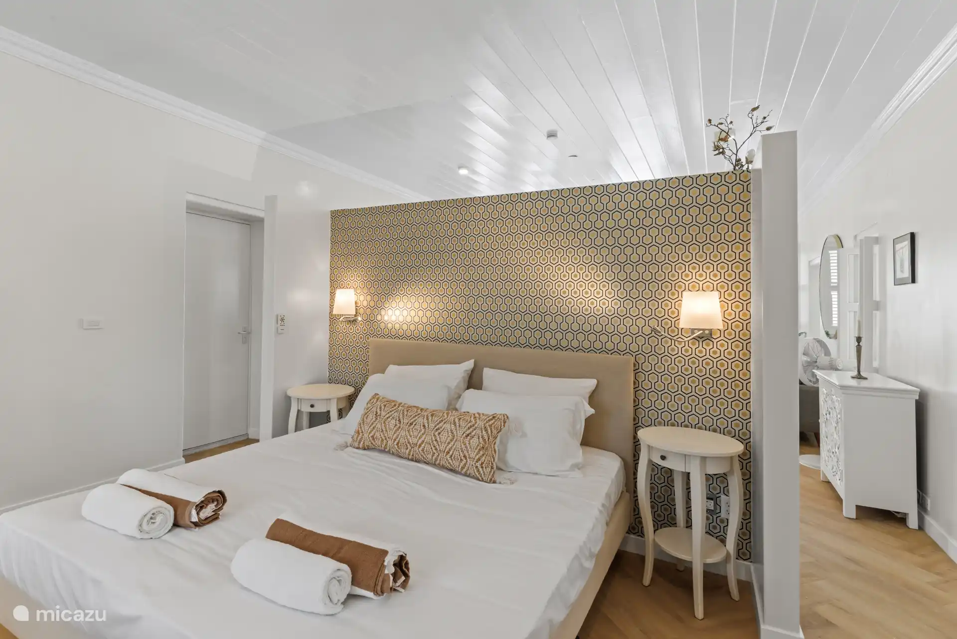 Slaapgedeelte met tweepersoons bed, ceiling fan and airconditioning.