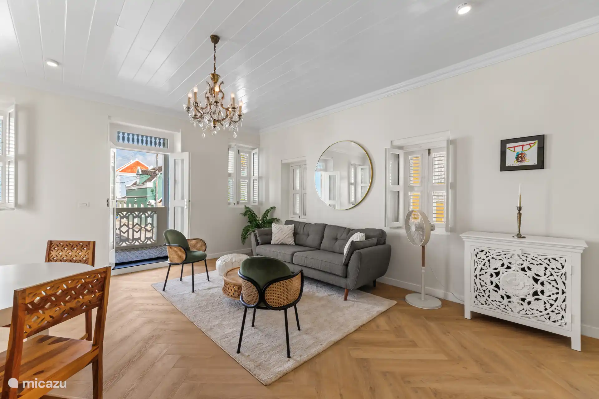 De comfortabele zithoek is de perfecte plek om te ontspannen.