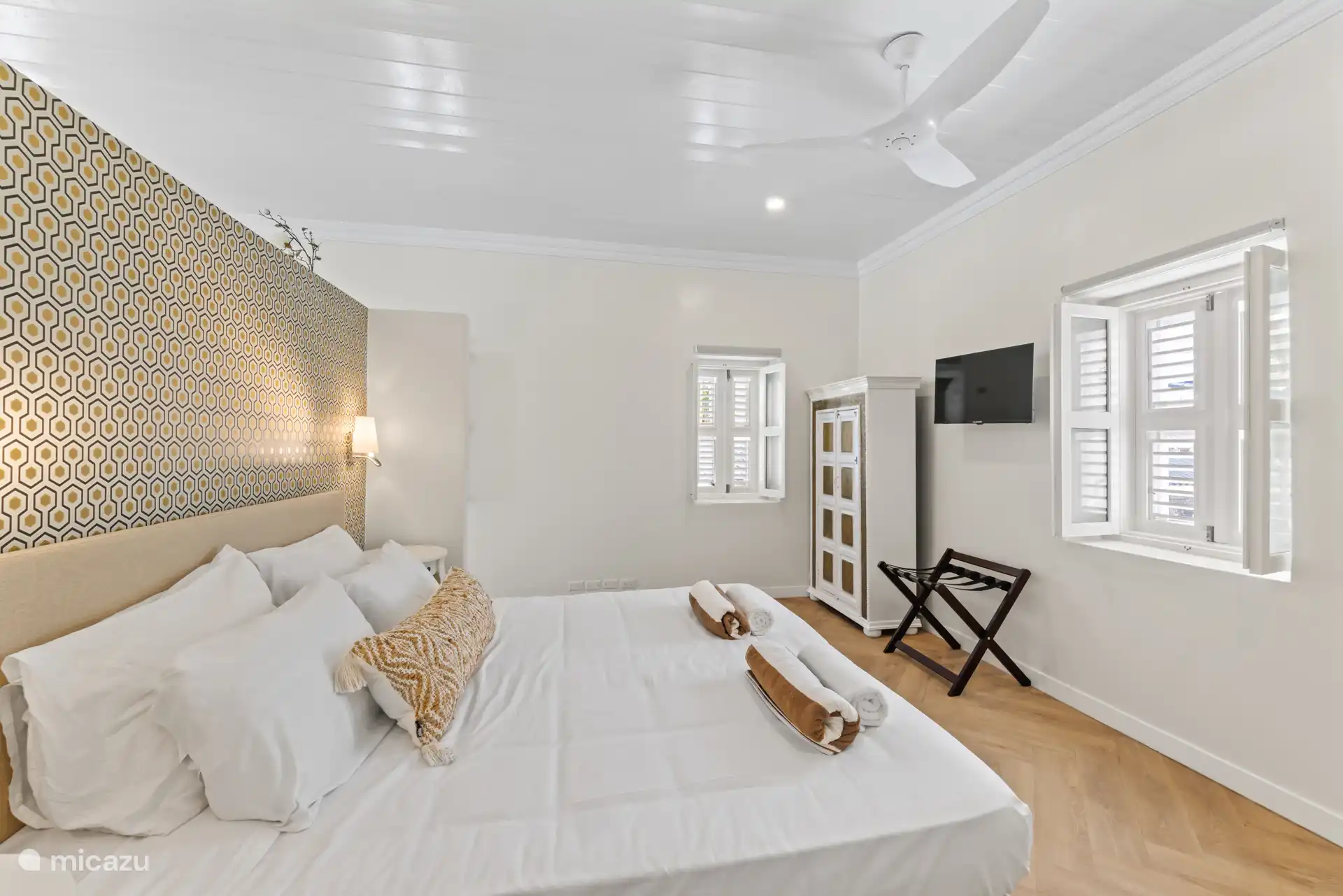 TV en kledingkast aanwezig.