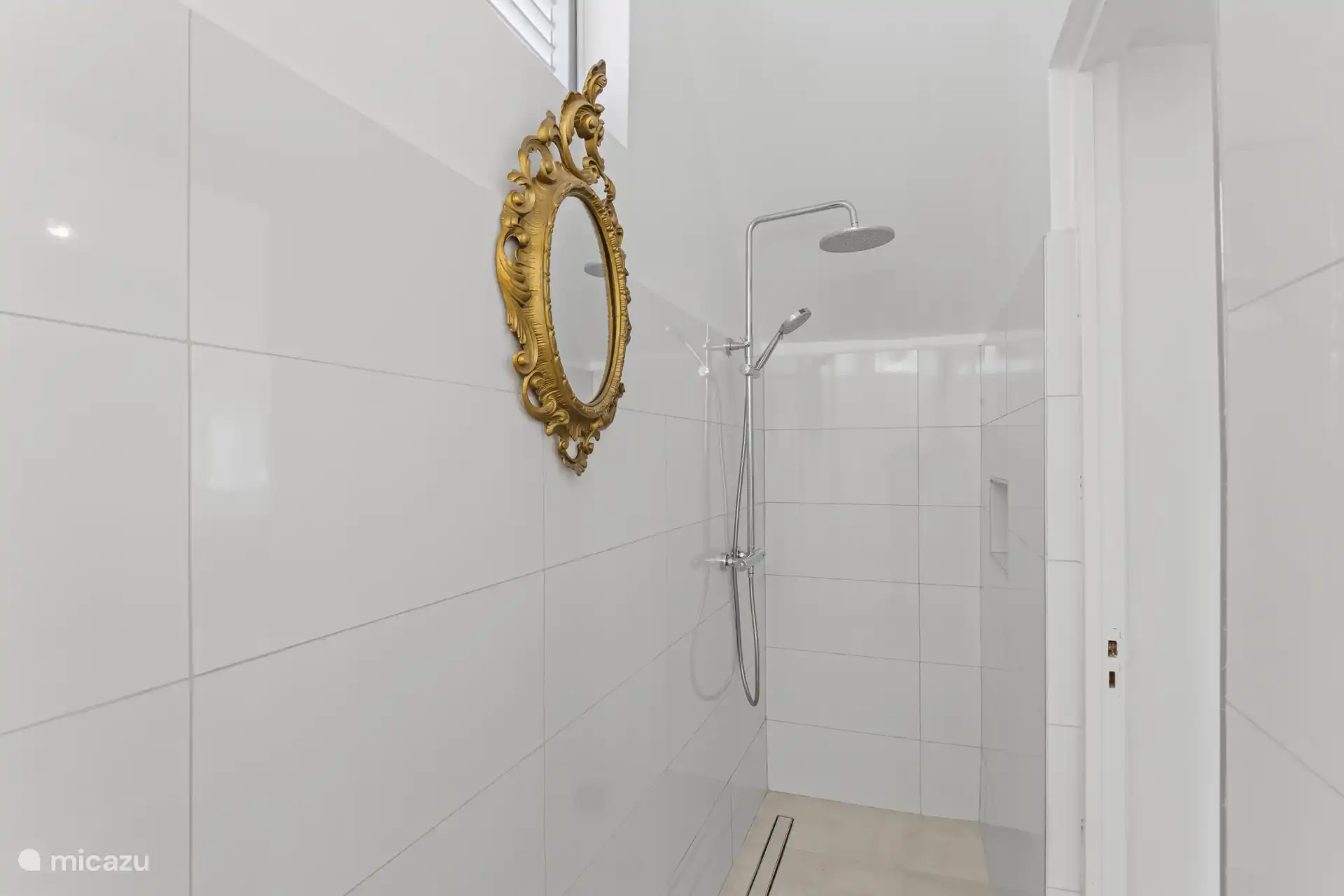 Eigen badkamer met douche en toilet.