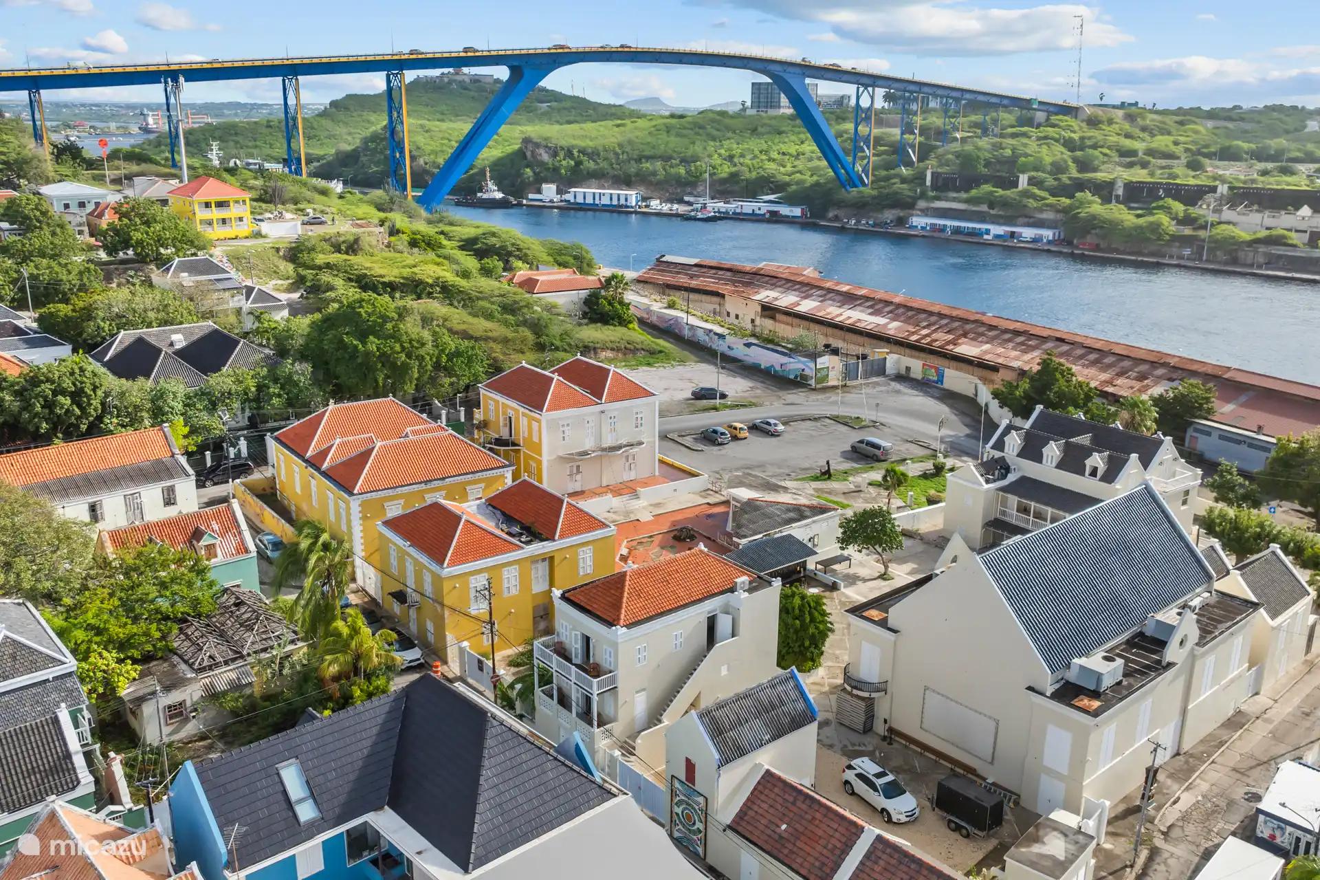 Vanuit je slaapkamer kan je de Koningin Julianabrug zien.