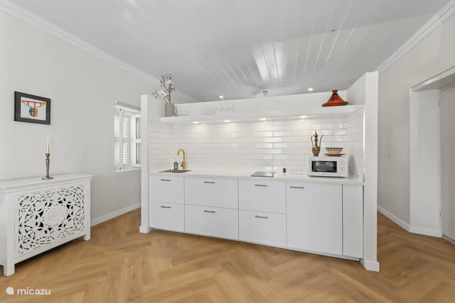 Praktische keuken met alle dagelijkse benodigdheden