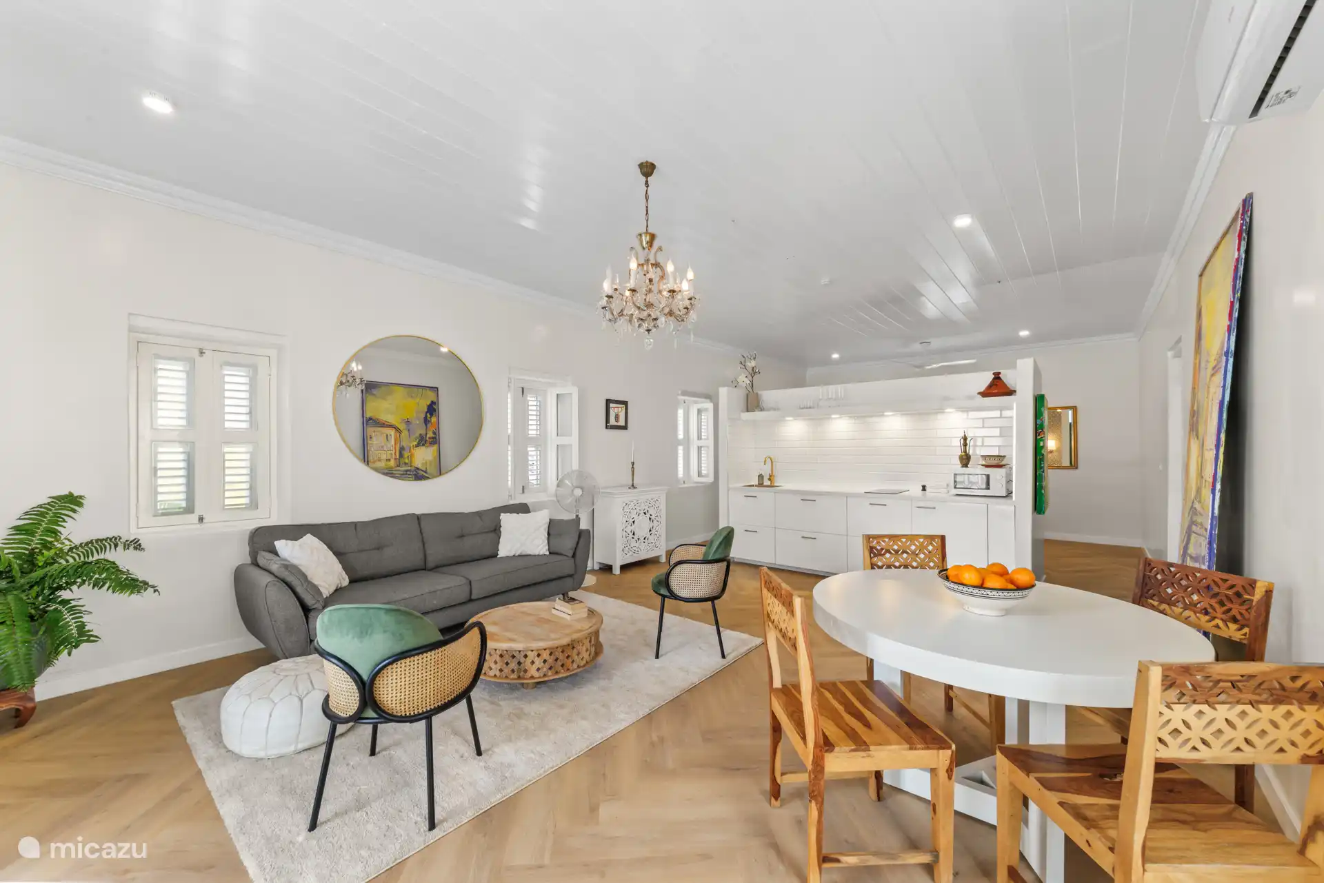 Stijlvol open-plan appartement, zorgvuldig gerenoveerd voor comfort en gemak. 