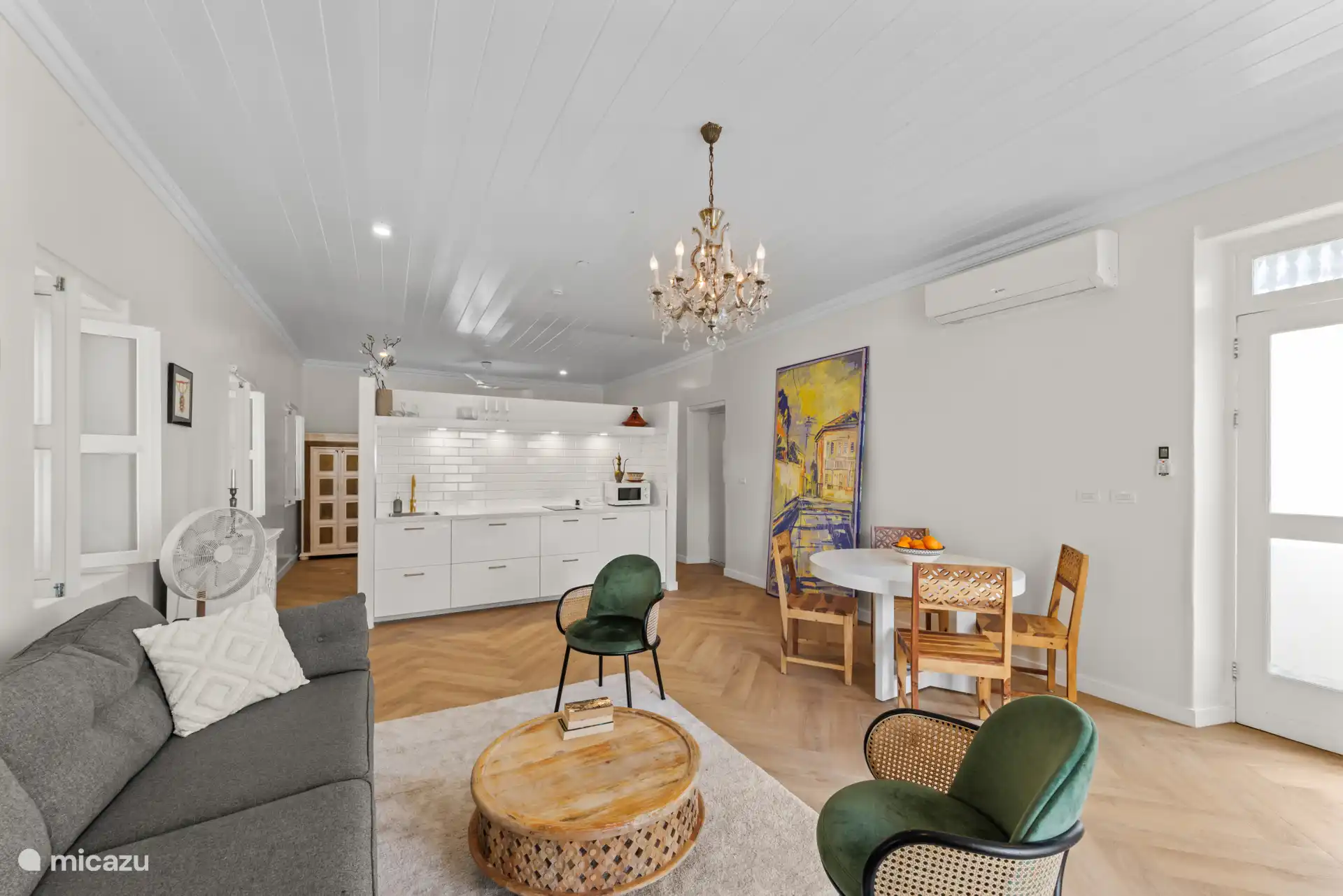 Keuken en eettafel aanwezig om je eigen maaltijden te bereiden.