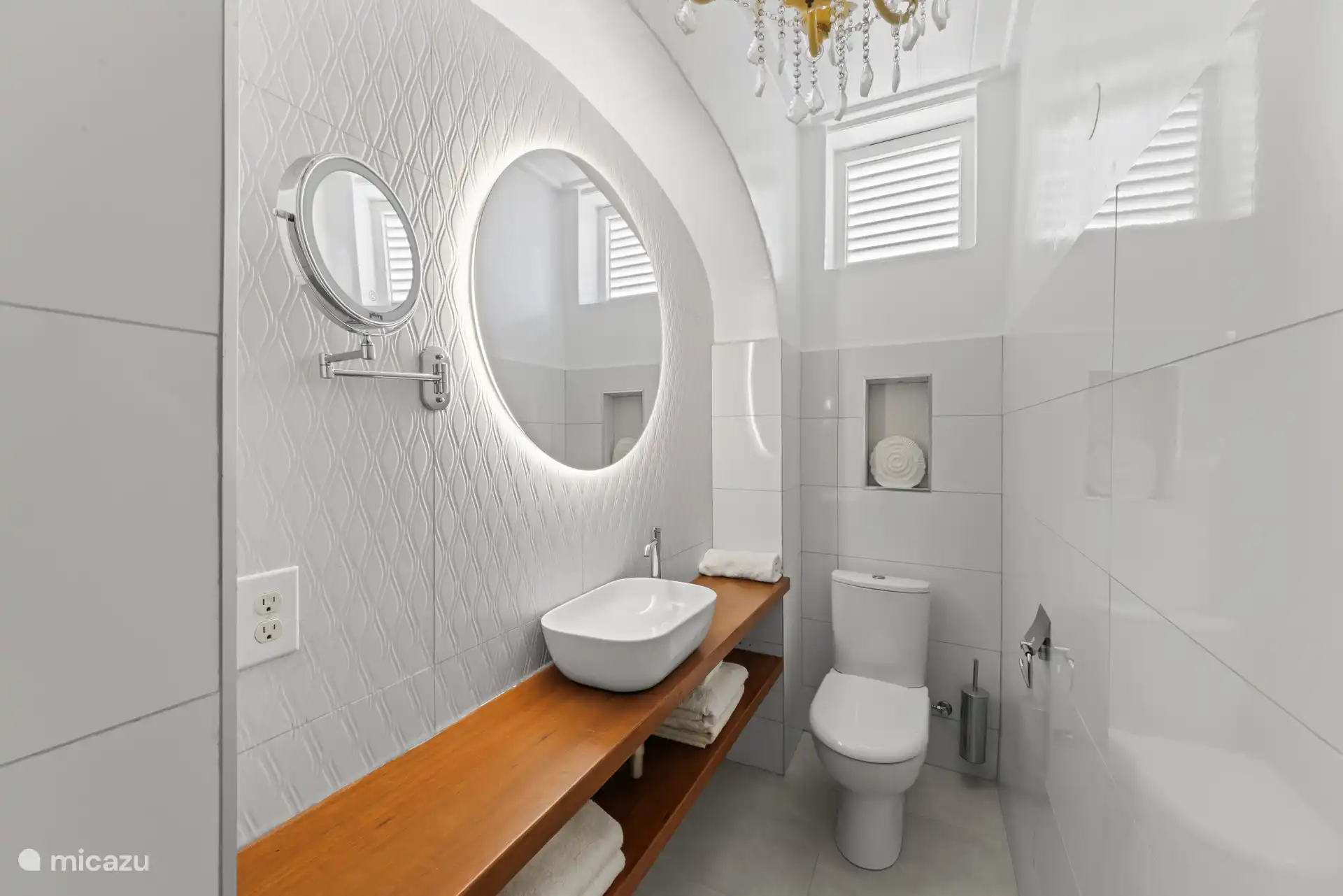 Eigen badkamer met douche en toilet.