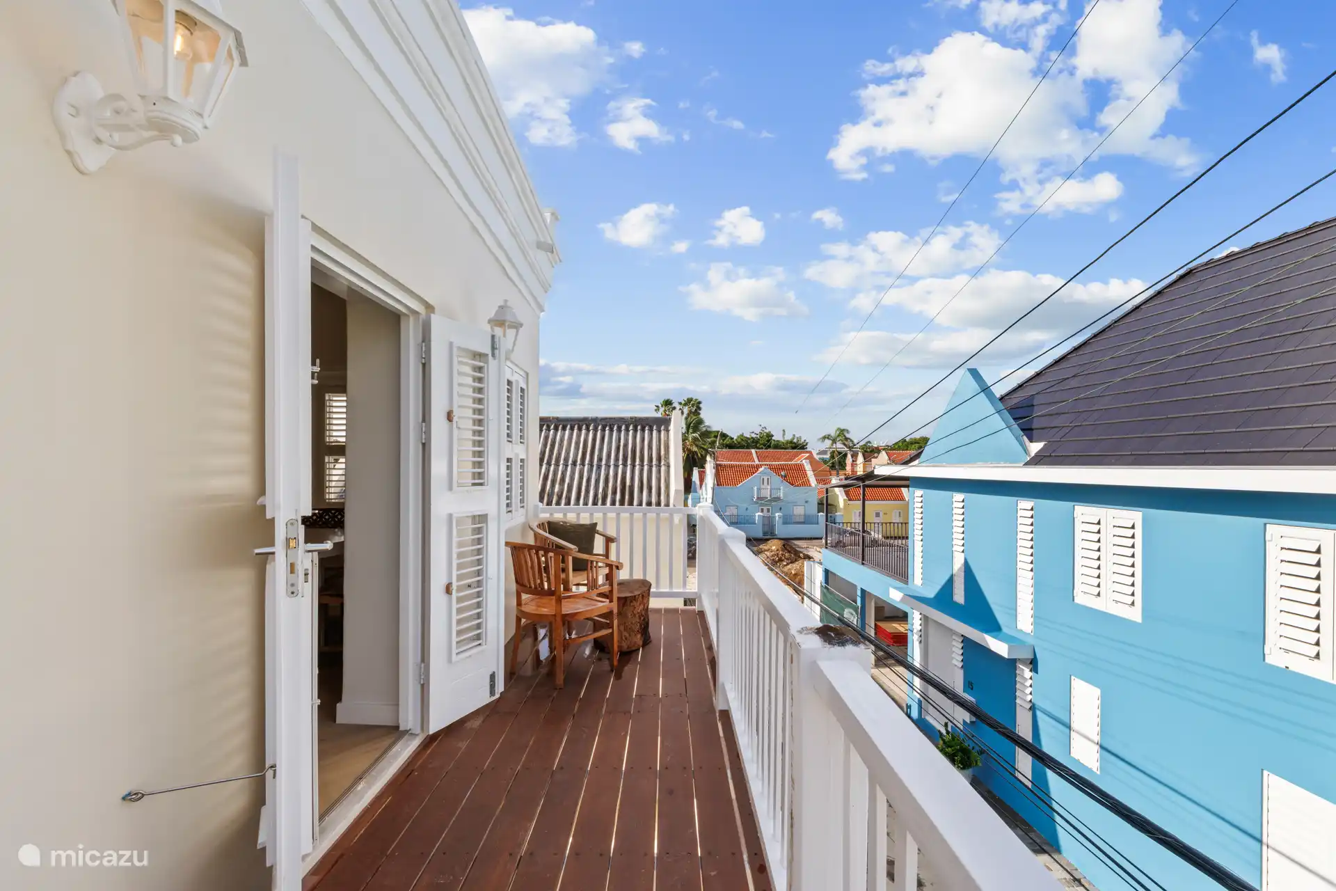 Gezellig borrelen op het balkon, er is een zitje aanwezig.