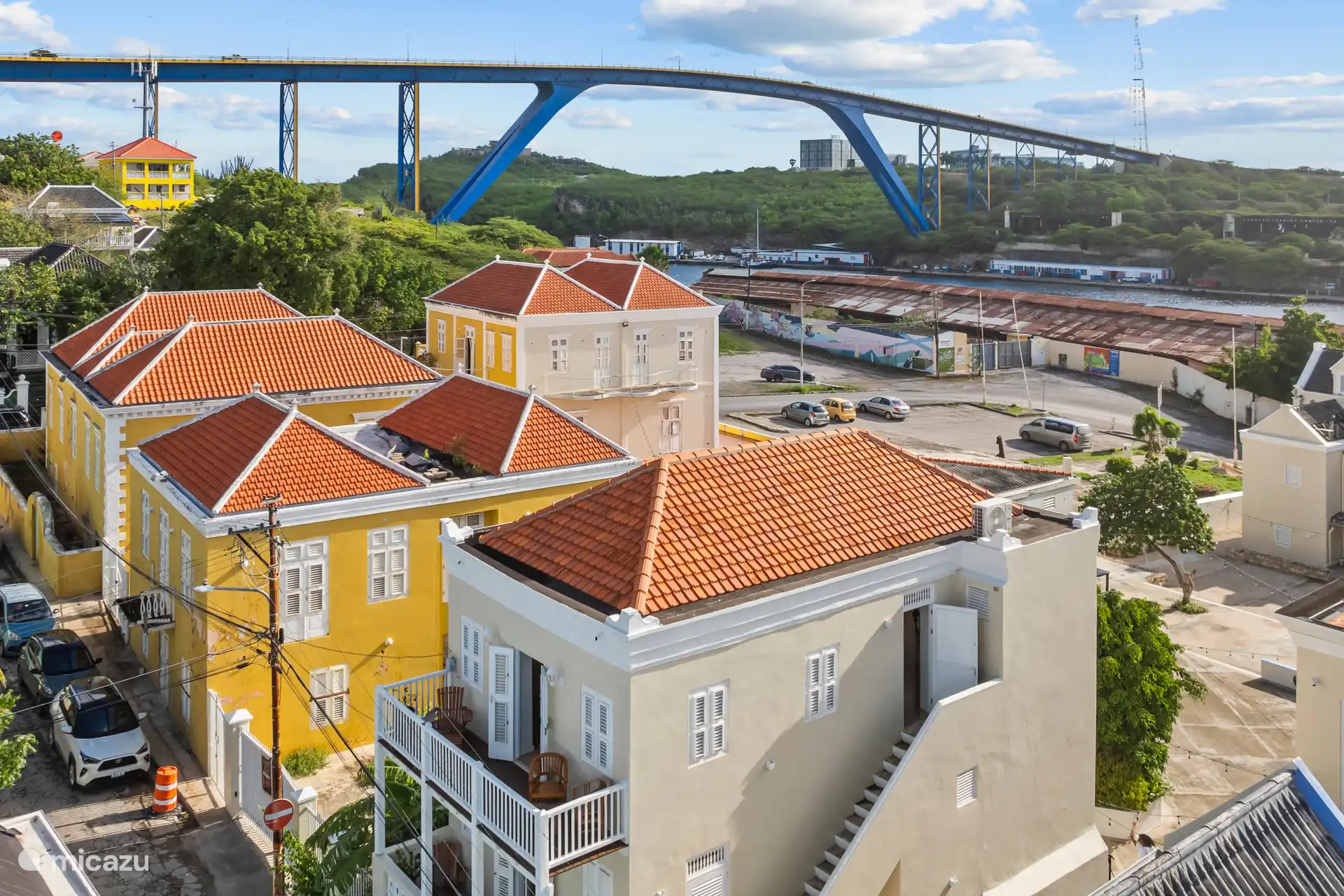 Otrobanda (“de andere kant”) is een van de historische wijken van Willemstad en staat bekend om zijn artistieke sfeer, monumentale gebouwen en levendige straatkunst. 