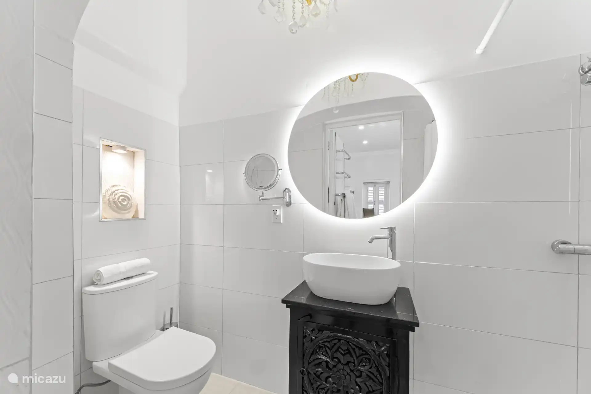 Eigen badkamer met douche en toilet.