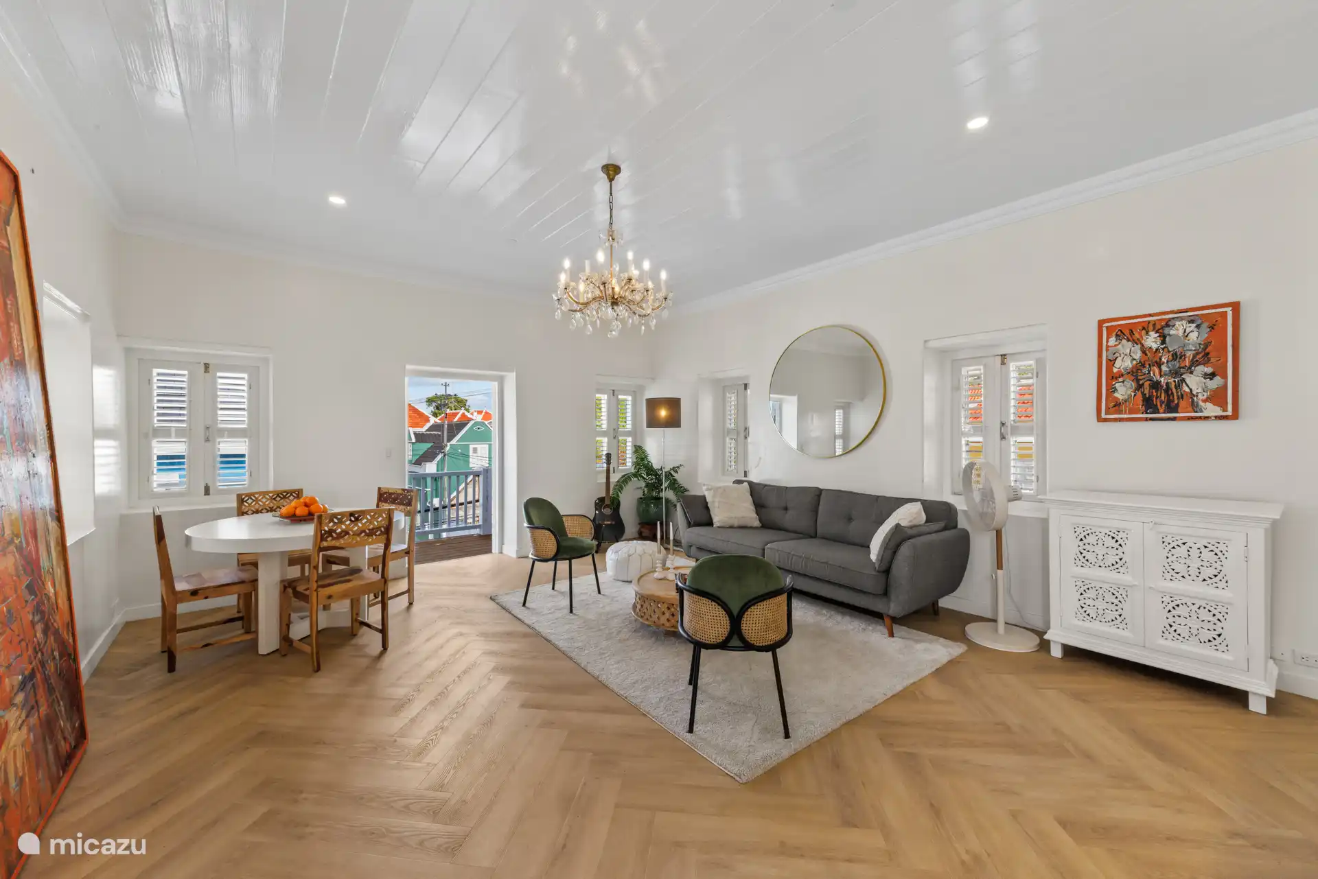 Een gezellige eethoek en een comfortabele woonkamer