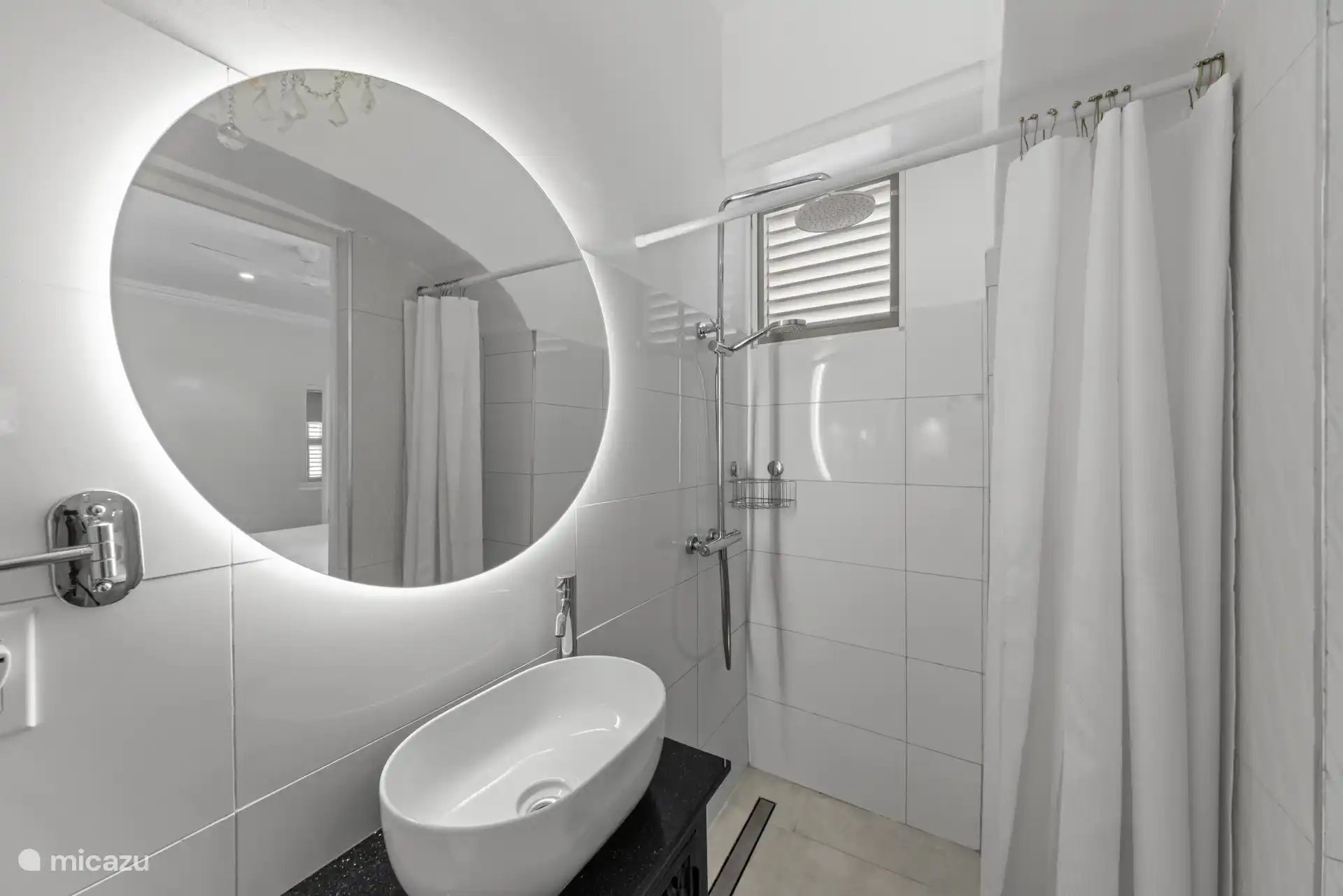 Eigen badkamer met douche en toilet.