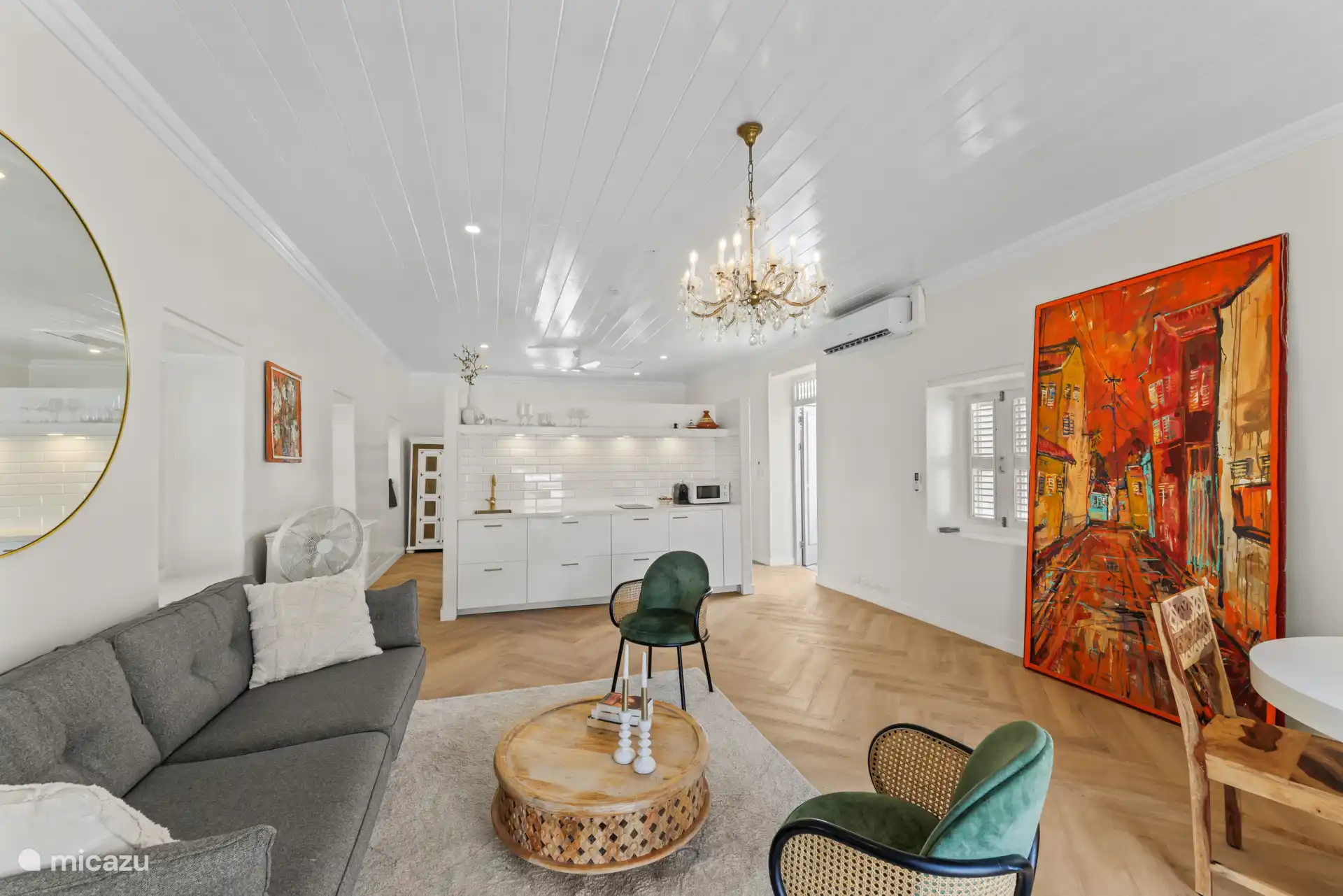 Warm en zorgvuldig ingericht.